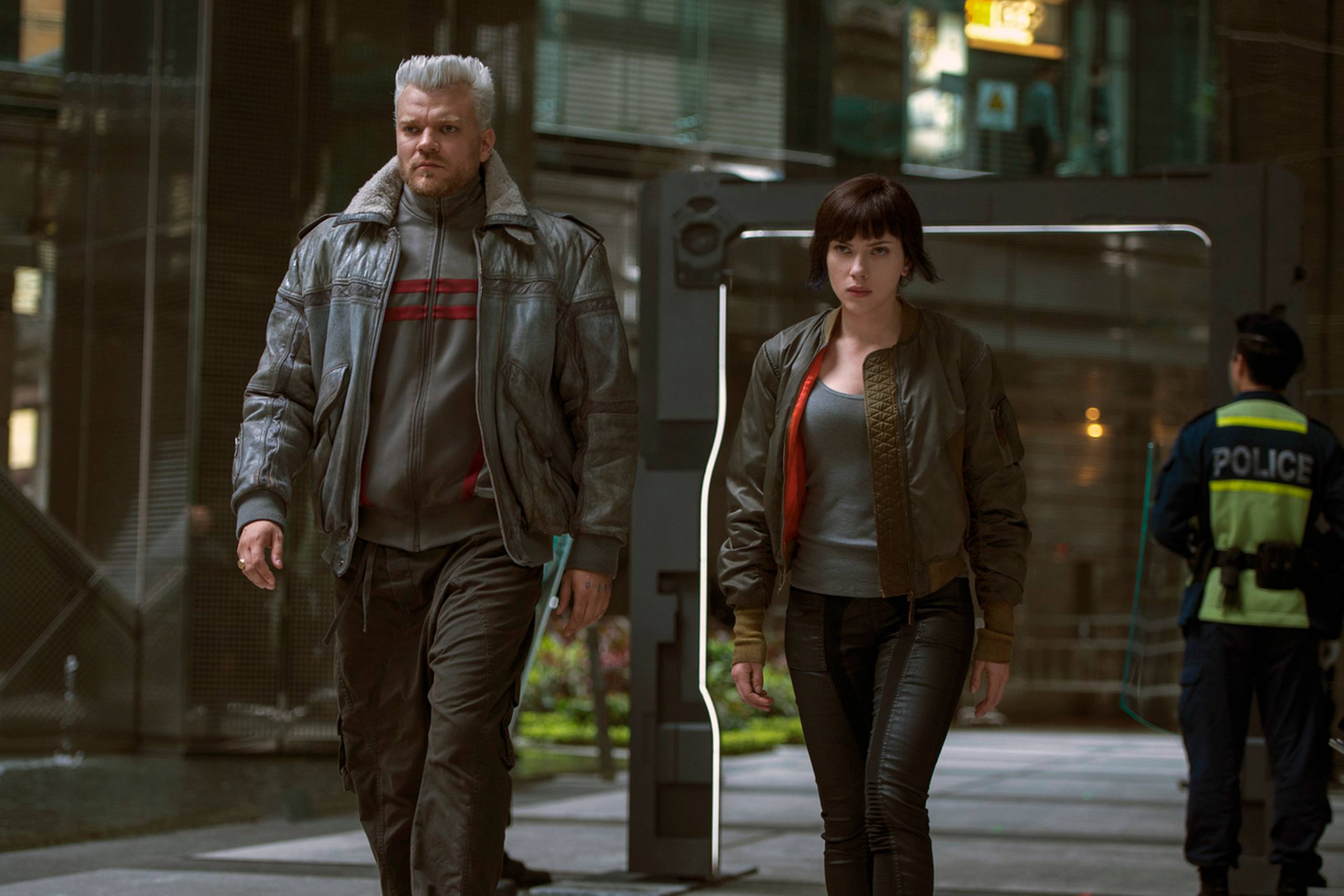 Pilou Asbæk og Scarlett Johansson i "Ghost in the Shell". Foto: Jasin Boland/Paramount Pictures and DreamWorks Pictures via AP