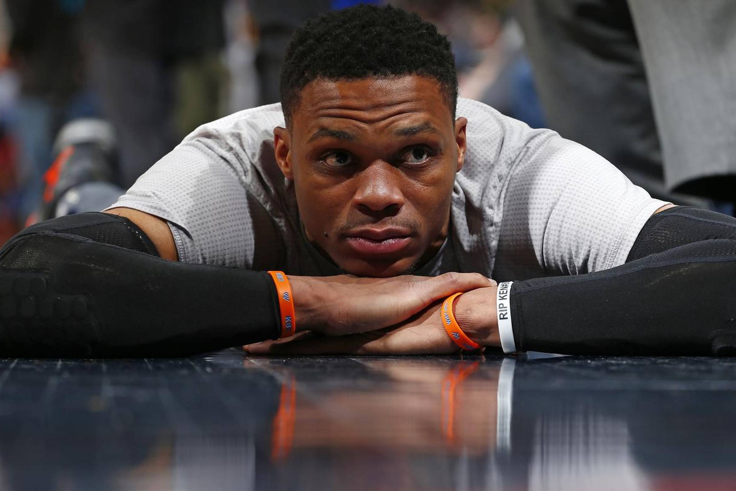Russell Westbrook under ”opvarmningen” inden kampen mod Denver, hvor han blev historisk. Foto: Jack Dempsey/AP