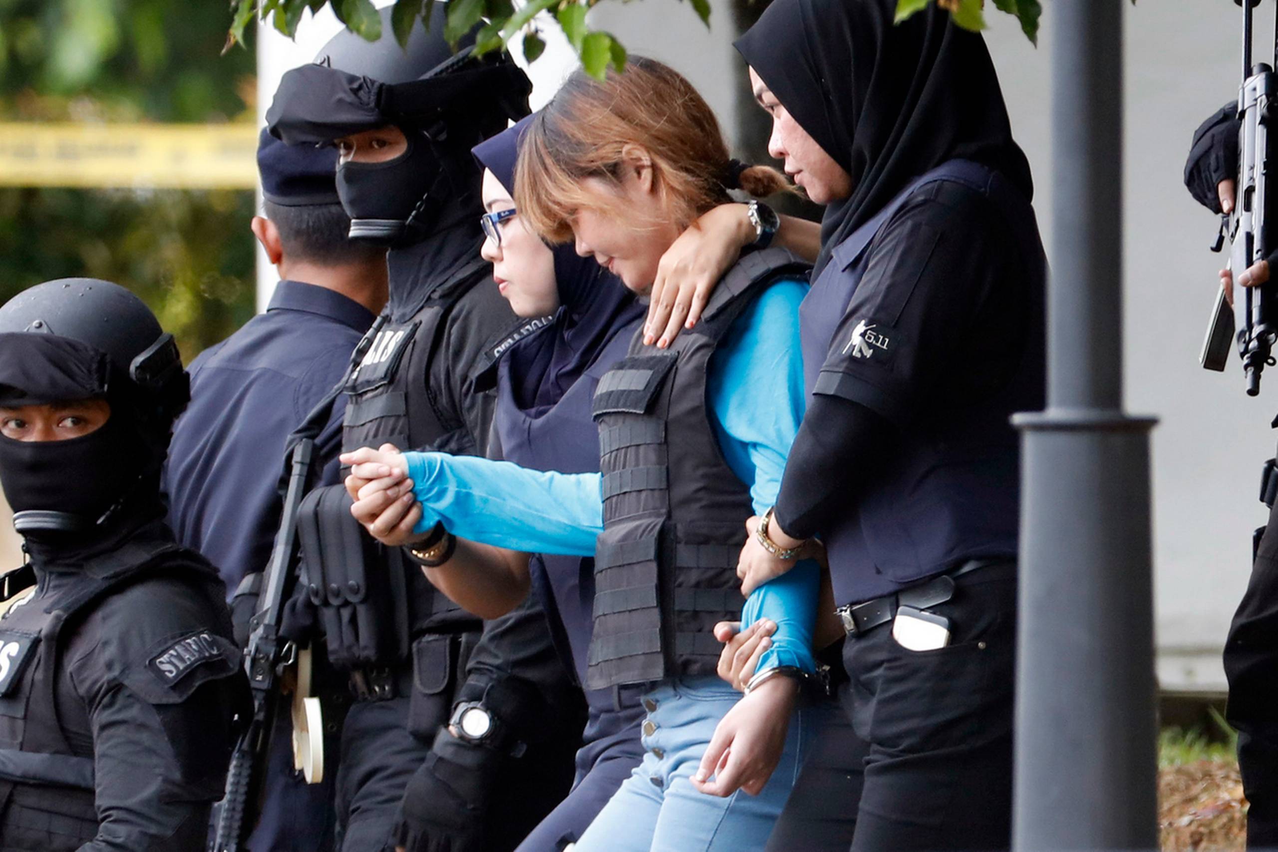 Den ene af de to kvinder, der risikerer dødsstraf, ankommer  iført skudsikker vest til retten. Foto: Vincent Thian/AP