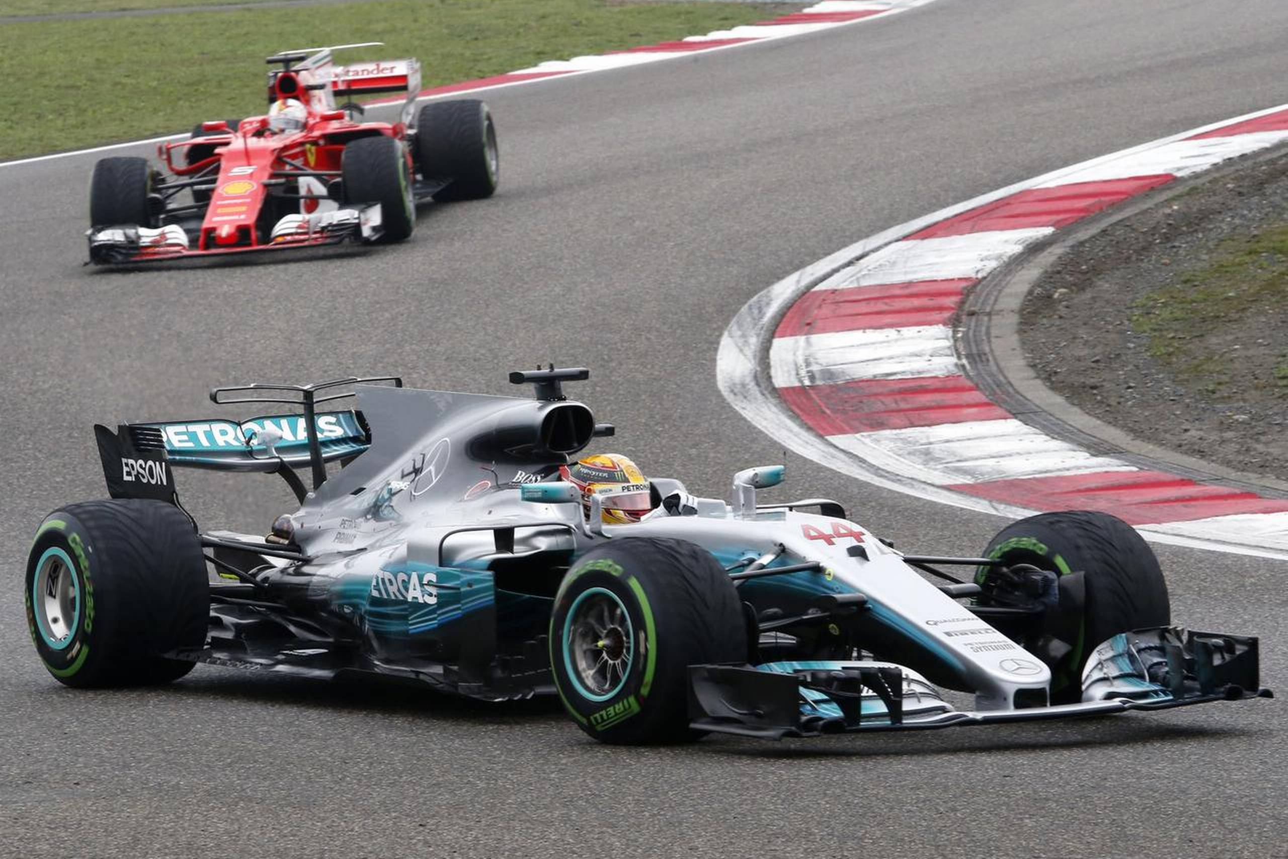 Mercedes er et af de teams, der kører med både hajfinne og T-vinge. Mercedes' løsning på hajfinnen er den mindste i feltet. Foto: Toru Takahashi/AP