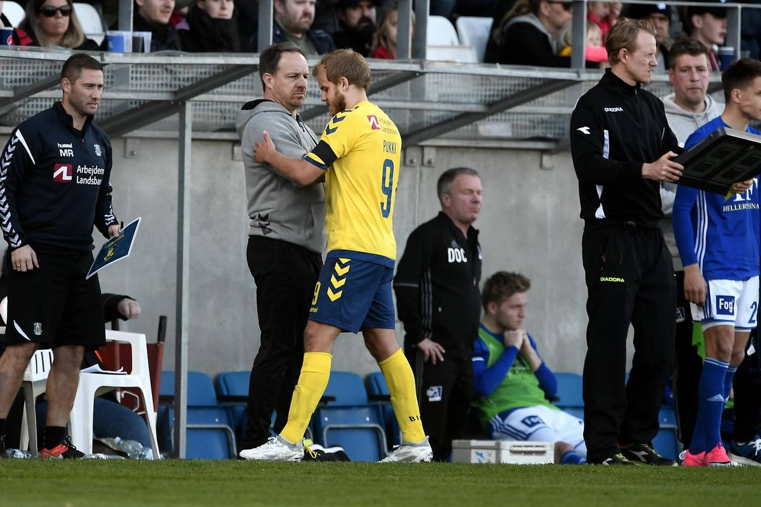 Brøndby træner Alexander Zorniger skifter dobbelt målscorer Teemu Pukki uid. Foto: Lars Poulsen/Polfoto
