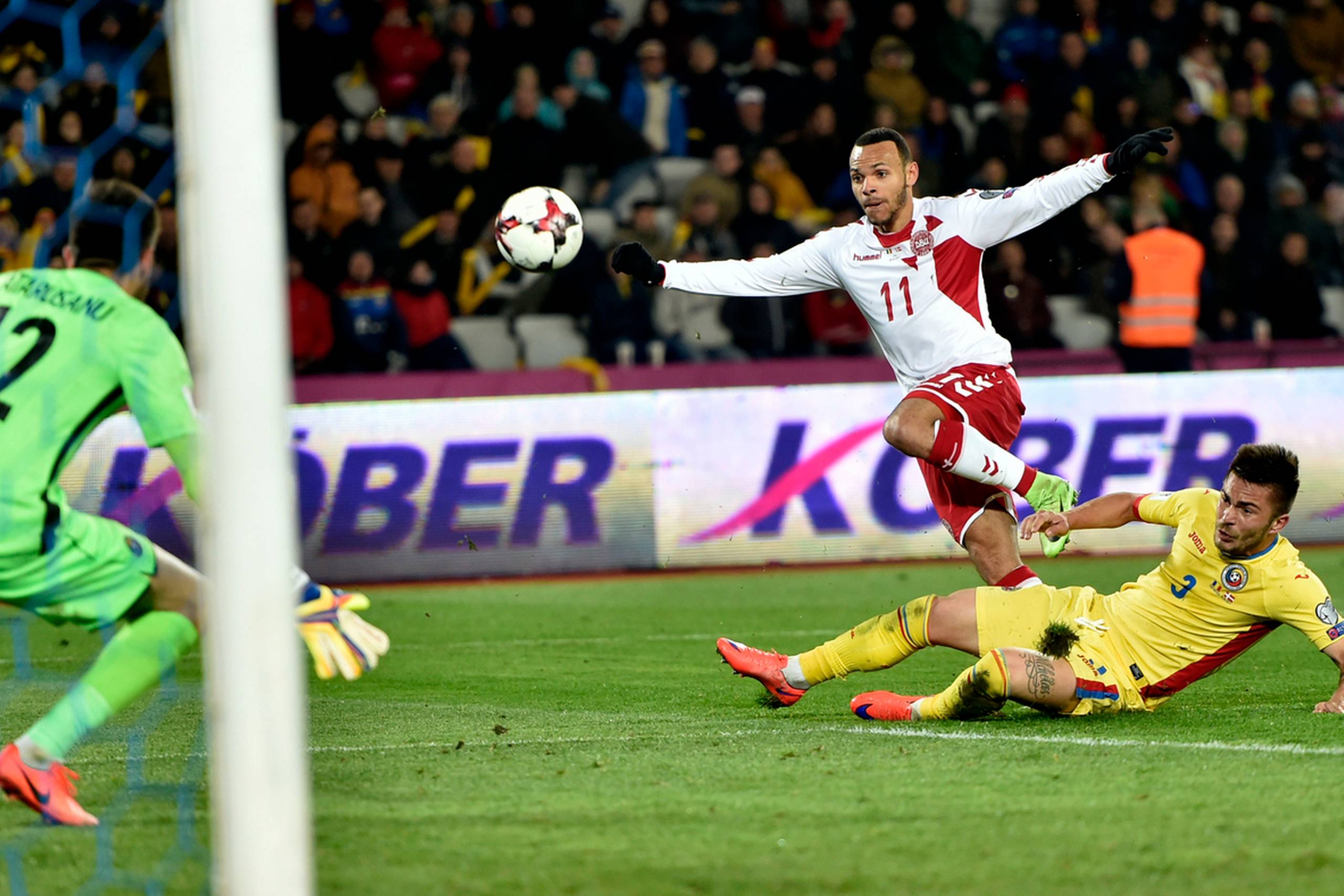 Martin Braithwaite i aktion for landsholdet i en kamp mod Rumænien. Foto: Lars Poulsen/Polfoto