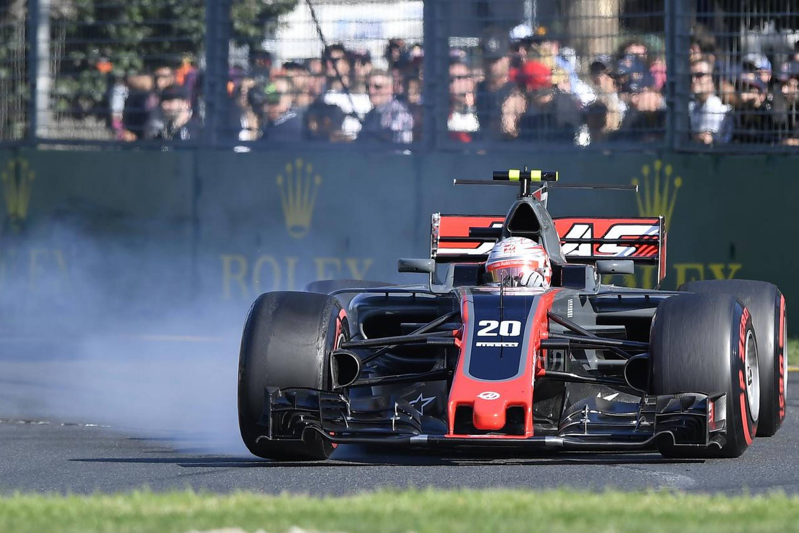 Kevin Magnussen bremser med dækrøg under grandprixet i Melbourne. Foto: Andy Brownbill/AP