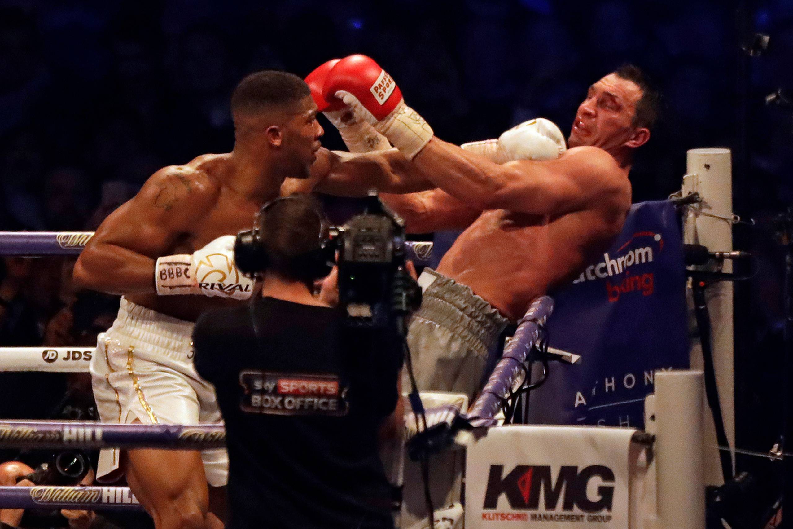Anthony Joshua (til venstre) presser Wladimir Klitschko op i ringhjørnet. Foto: Matt Dunham/AP