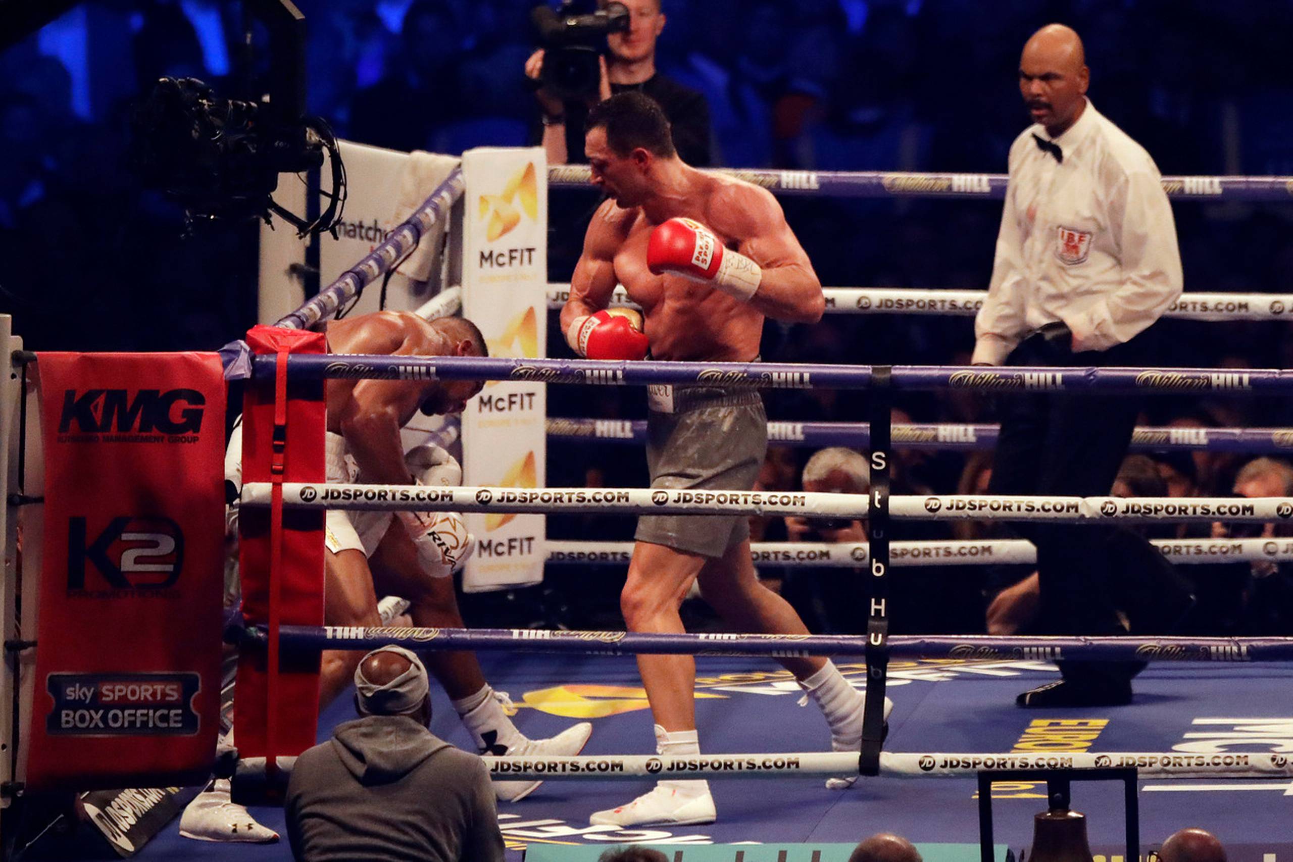 Både Anthony Joshua og Wladimir Klitschko (til højre) var i gulvet i den tætte kamp, der blev stoppet i 11. omgang. Foto: Matt Dunham/AP