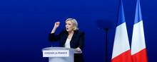 Marine Le Pen gav mandag en næsten timelang tale til et stort vælgermøde i Paris-forstaden Villepinte. Nu er hun blevet afsløret i at have stjålet flere af sine ord fra højrefløjskandidaten Francois Fillon. Foto: Francois Mori/AP