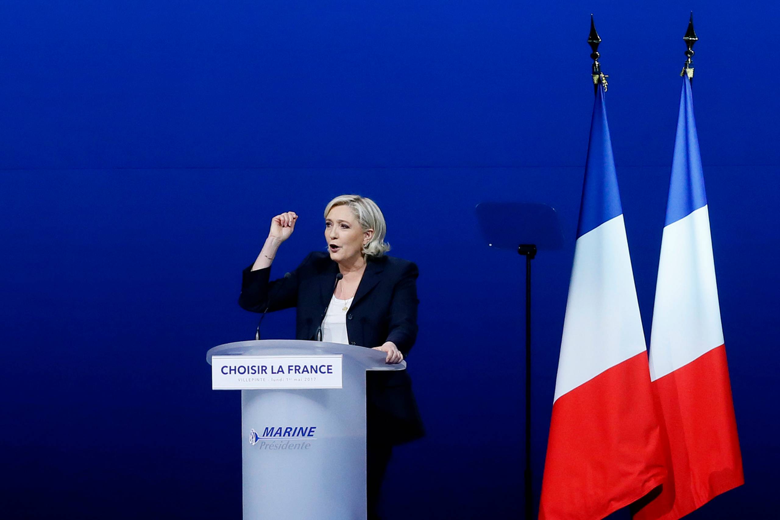 Marine Le Pen gav mandag en næsten timelang tale til et stort vælgermøde i Paris-forstaden Villepinte. Nu er hun blevet afsløret i at have stjålet flere af sine ord fra højrefløjskandidaten Francois Fillon. Foto: Francois Mori/AP