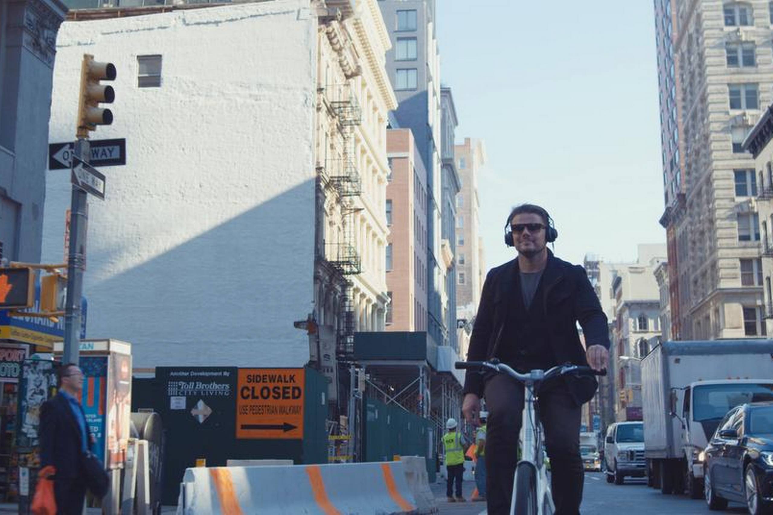Bjarke Ingels på cykel i New York i ”Big Time”. Foto: Doxbio