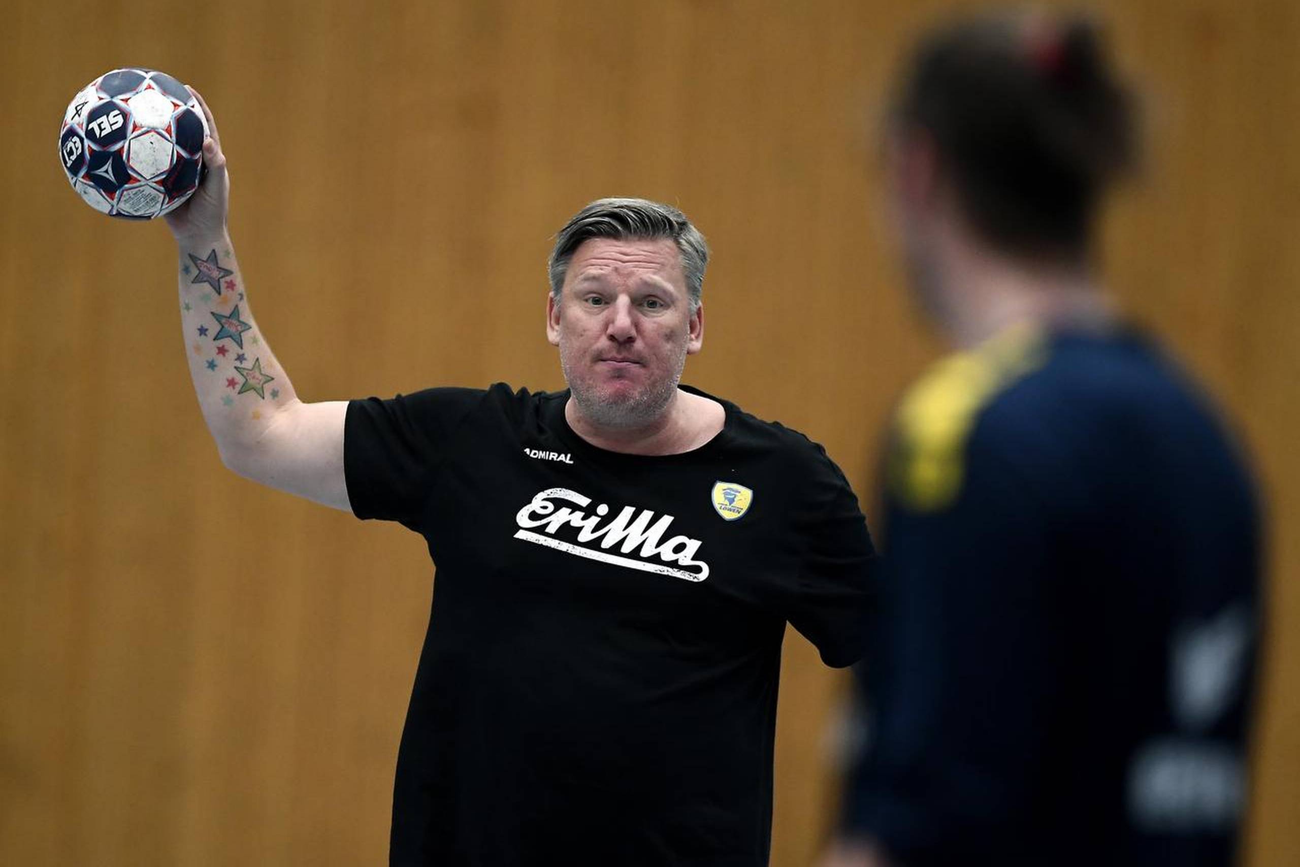 Nikolaj Jacobsens underarm er dekoreret med farverige stjerner, der symboliserer de titler han har vundet i håndbolden. Foto: Polfoto.