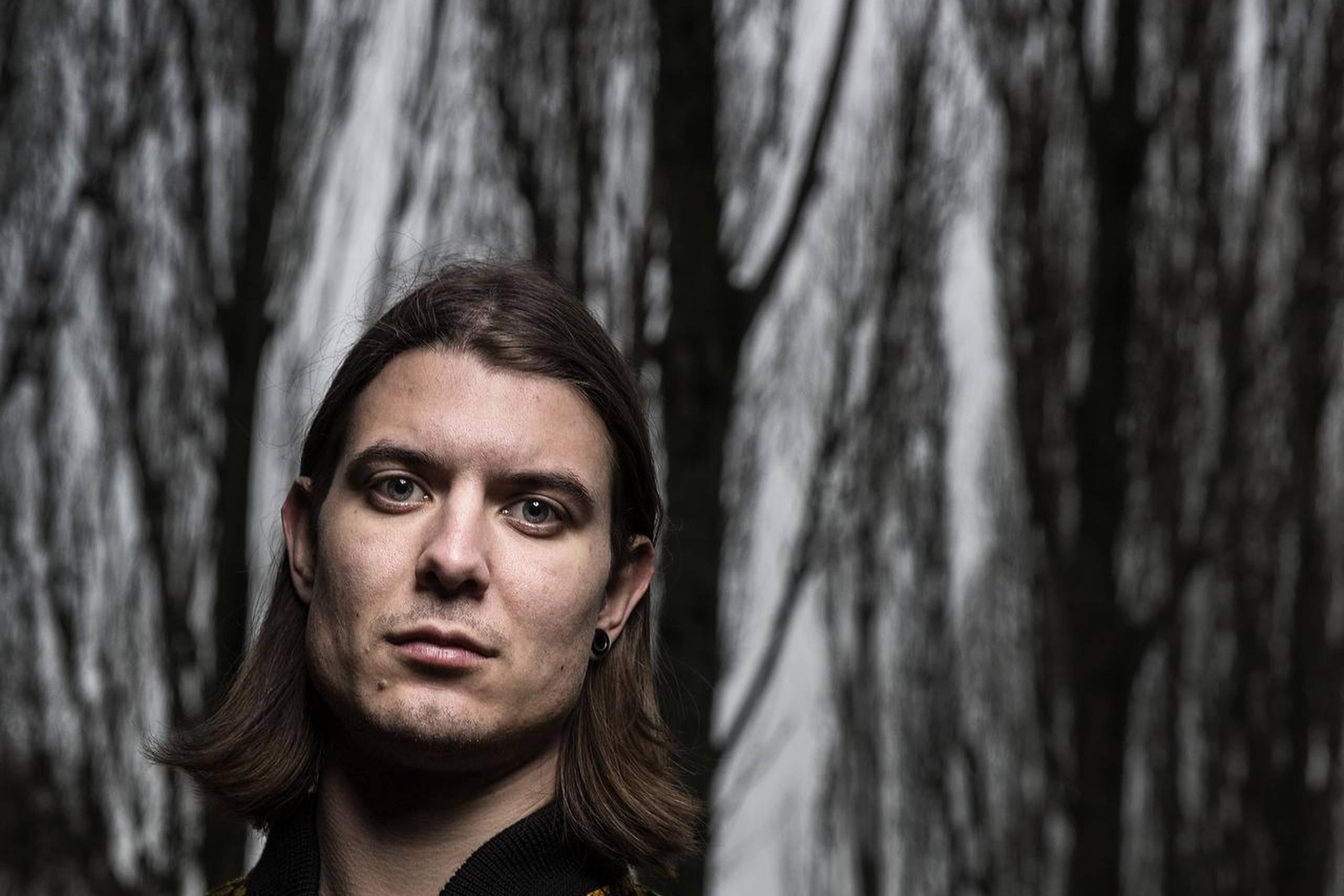 I sin seneste digtsamling ”Avatar” er emnet selvmord, som Caspar Eric mener, at vi skal blive bedre til at tale om. Foto: Niels Hougaard