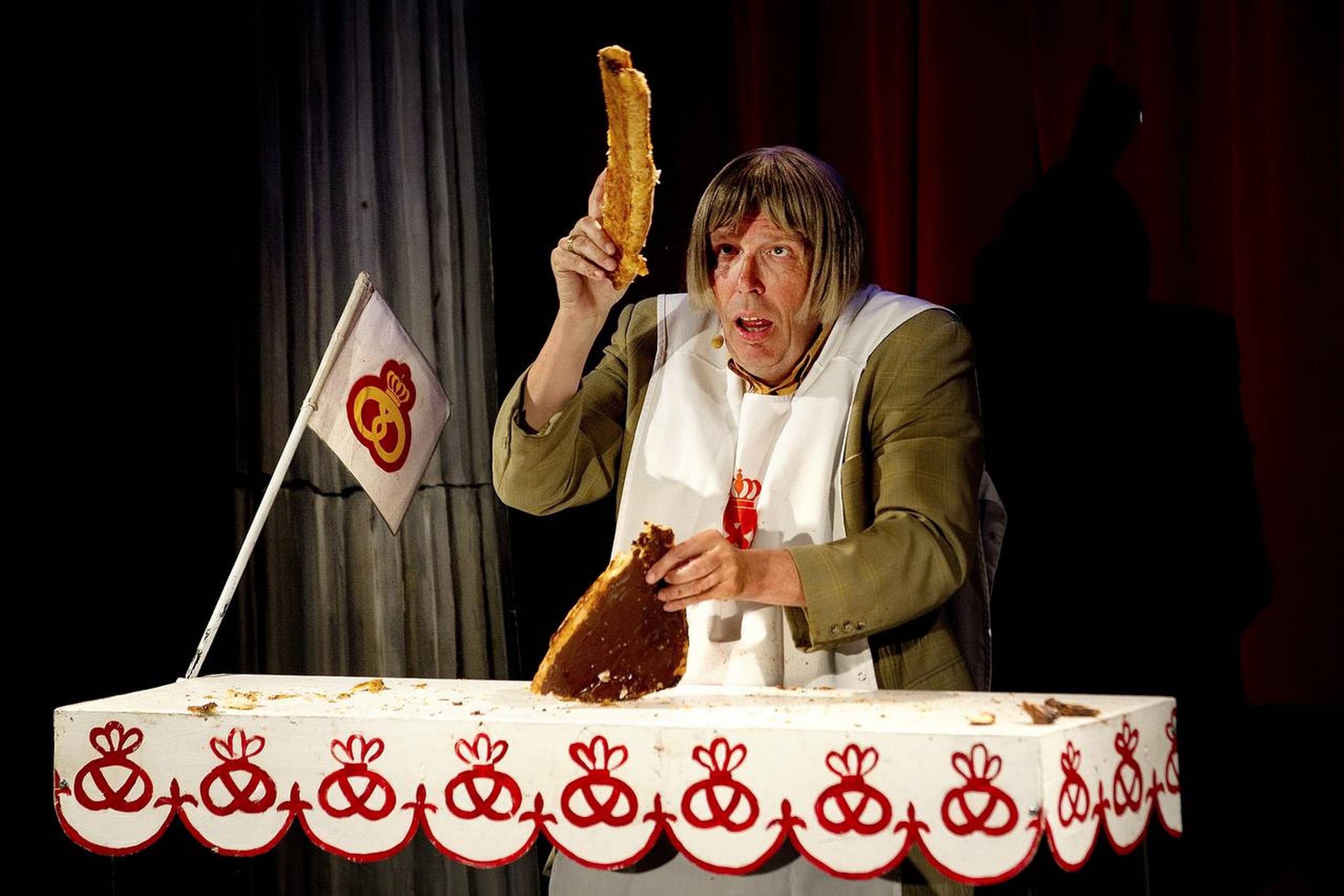 Søren Østergaard er uforlignelig i diverse Zirkus Nemo-roller. Han kan bl.a. jonglere med wienerbrød, så mange græder af grin.