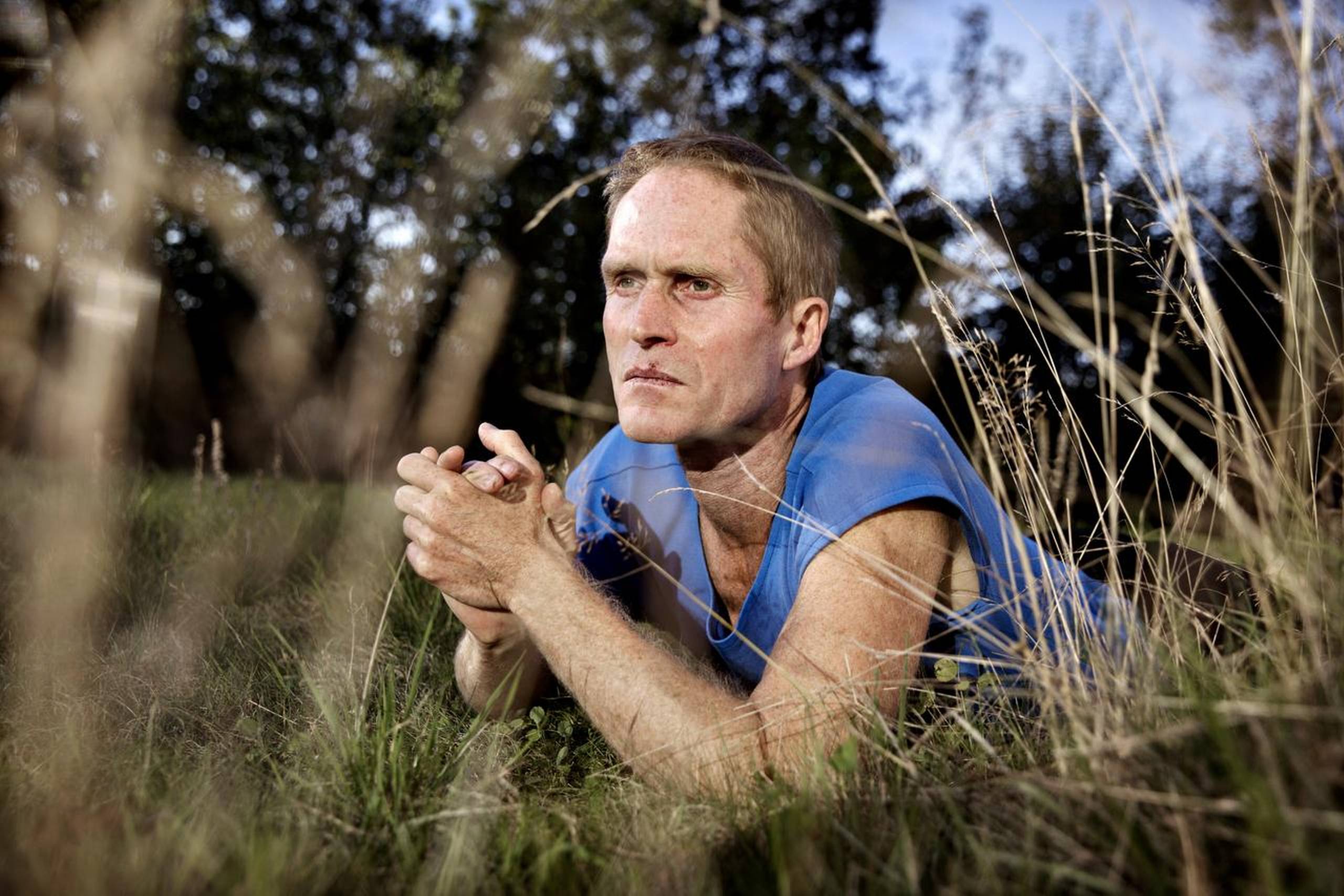 »Mario Vargas Llosa sagde engang, at vi i Vesten tager litteraturen for alvorligt. Det er jeg enig i.« Peter Høeg er glad for krimigenren og har altid villet skrive bøger med handling. Han finder det problematisk, at den ”fine” litteratur i Europa skal være så lidelsesfuld, mens kroppen og lysten skal forvises til ”underlødige” genrer. Foto: Astrid Dalum