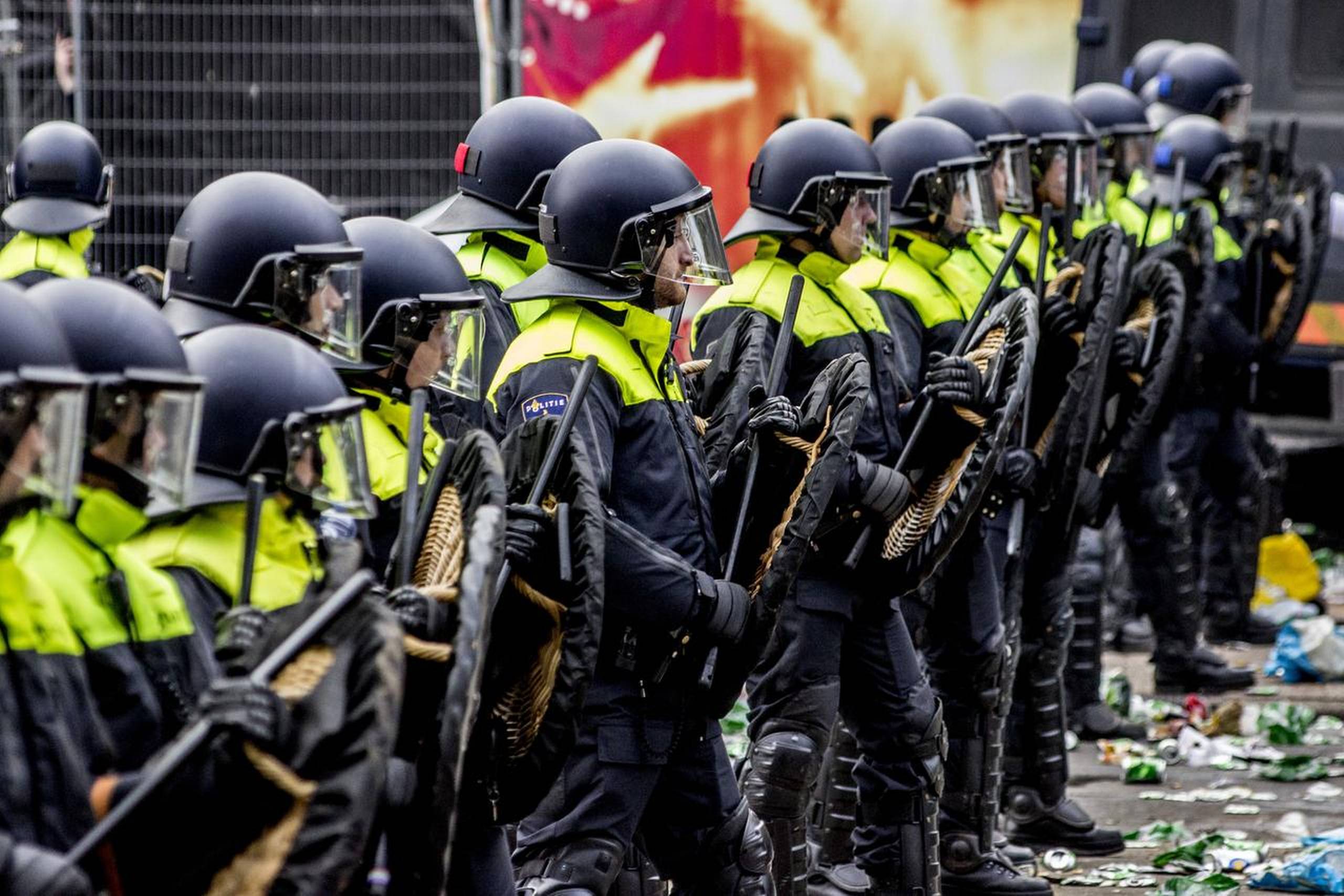 Politiet kom på overarbejde efter Feyenoords lokalopgør med Excelsior. Feyenoord tabte og missede dermed chancen for at sikre sig det første mesterskab i 18 år. Nu frygter mange uroligheder, hvis Feyenoord snubler igen, og Ajax vinder mesterskabet. Foto: Robin Utrecht/ABACAPRESS.COM