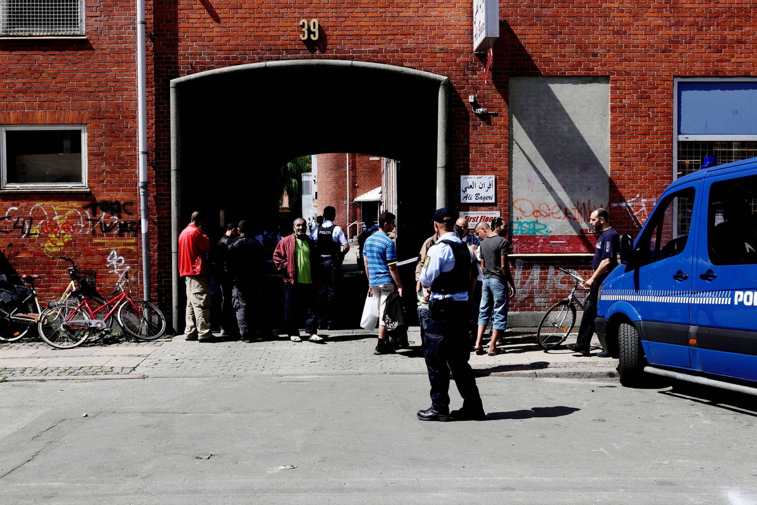 I årevis har moskeen bag denne port i i Heimdalsgade været kædet sammen med en stribe radikale muslimer og hadprædikanter. Billedet her er taget i forbindelse med et ikke-relateret knivstikkeri og et skyderi i Heimdalsgade i 2011. Arkivfoto: Martin Bubandt