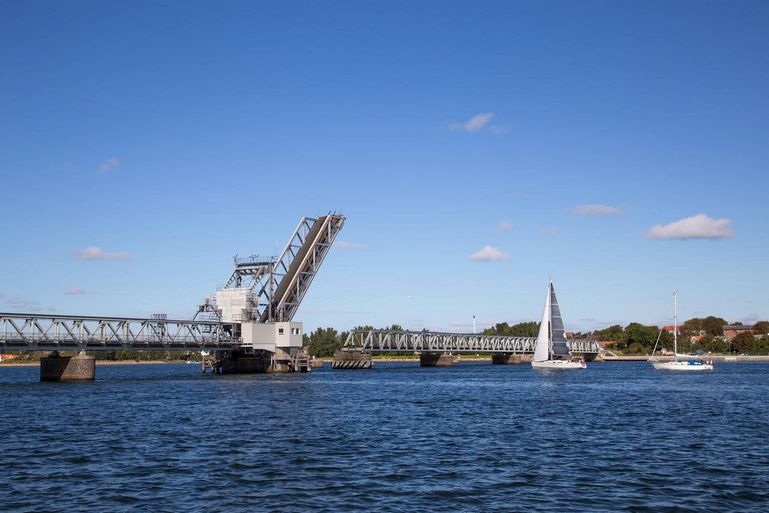 Jernbanebroen mellem Aalborg og Nørresundby er nu åben for fodgængere og cyklister. Alle må dog vente, når et skib skal igennem. Foto: getty Images