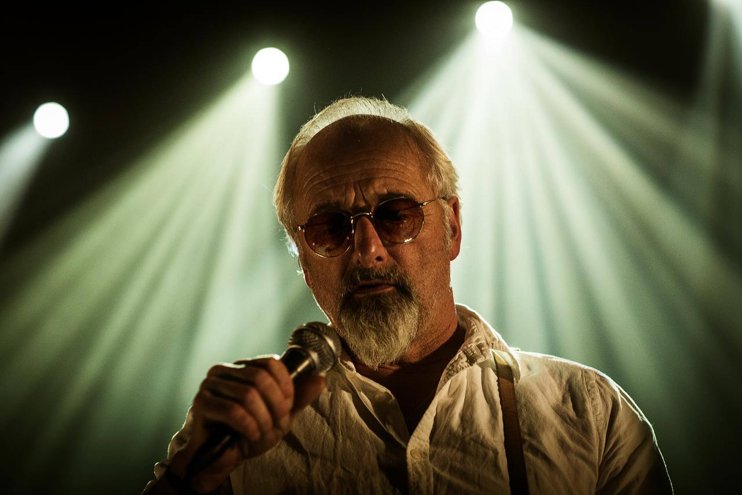 Sangskriver Allan Olsen er fortsat en relevant og syrlig kommentator med bredt udsyn fra randområderne. Her er Allan Olsen ved en koncert i Gjethuset i Frederiksværk. Foto: Carsten Snejbjerg