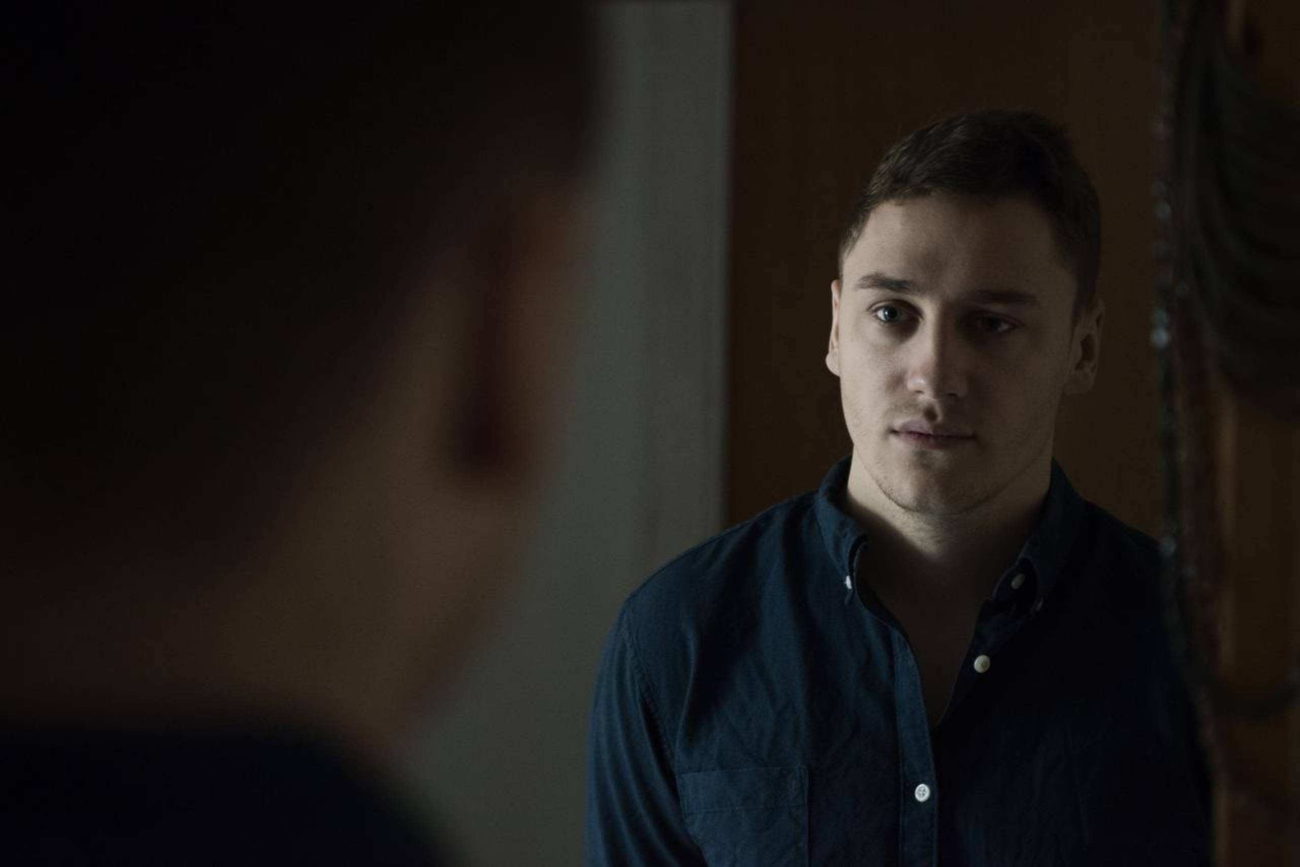 Mads Berthelsen blev som 17-Œrig ludoman, efter en gymnasiekammerat havde introduceret ham for spil pŒ fodboldkampe. Et spil, han altid har elsket. Men i sommeren 2012 ramte ham bunden ved netop en fodboldkamp ved EM. For fjerde dag i tr¾k tabte han 10.000 kr. Totalt havde han tabt 1,5 millioner. Mads meldte sig ind i Rofus (register over frivilligt udelukket spillere) og stoppede sit spil. Da han havde v¾ret spilfri en uge, begyndte tre spillereselskaber dog at kime ham ned om, hvorfor han ikke spillede med + bonusser og en tur i Parken til en FCK-kamp. PŒ en mŒned modtog Mads mellem 150-200 opkald, selvom han hver gang gjorde det klart, at han var ludoman. Mads er 24 Œr nu.