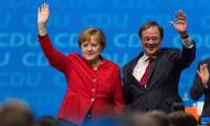 Sådan vil Armin Laschet gerne vise sig for vælgerne: som højre hånd for Angela Merkel, som han nu vil efterfølge. Foto: Friso Gentsch/AP