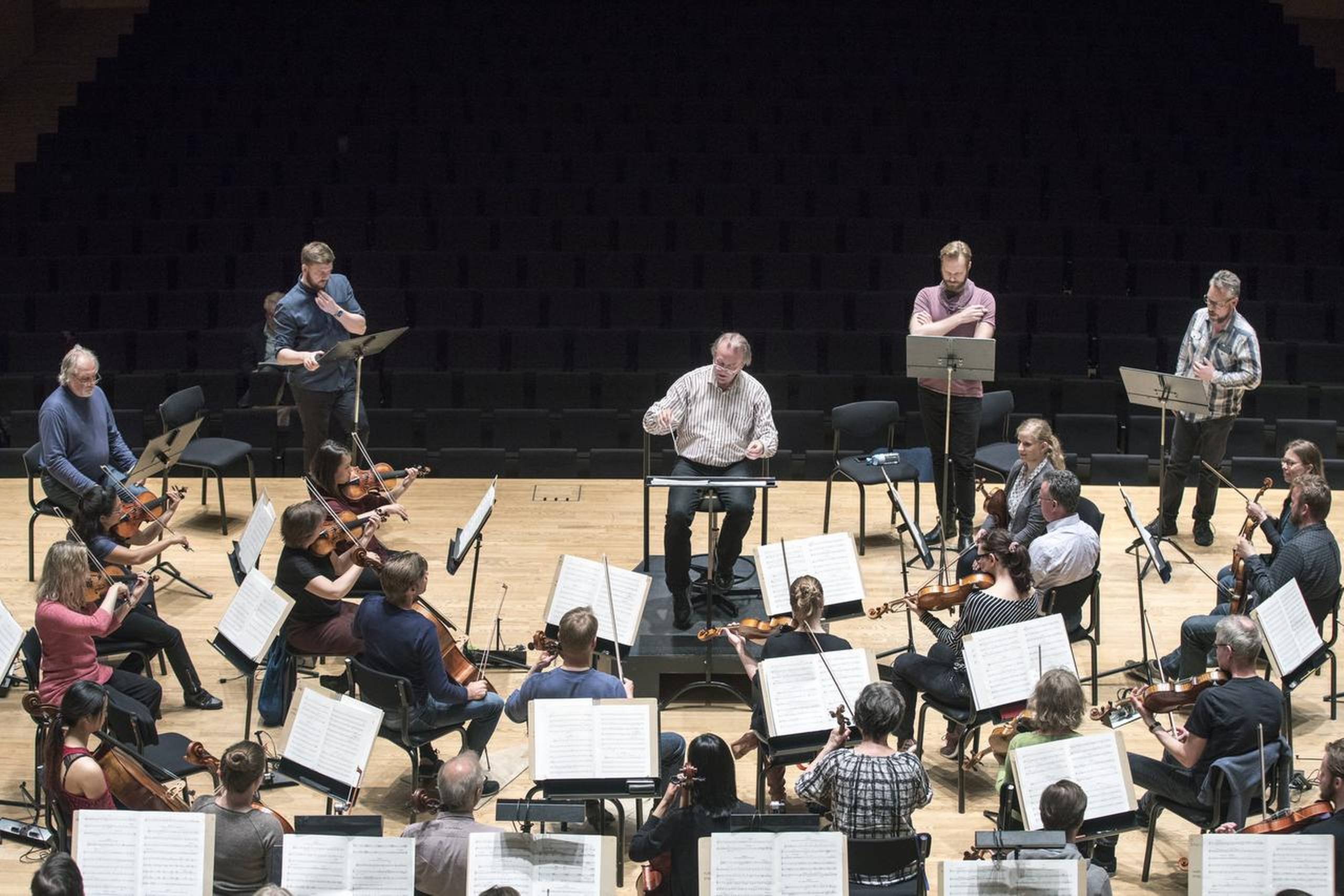 Komponisten og dirigenten Bo Holten under tirsdagens prøver med sangsolister og Aarhus Symfoniorkester i Symfonisk Sal. Foto: Mikkel Berg Pedersen