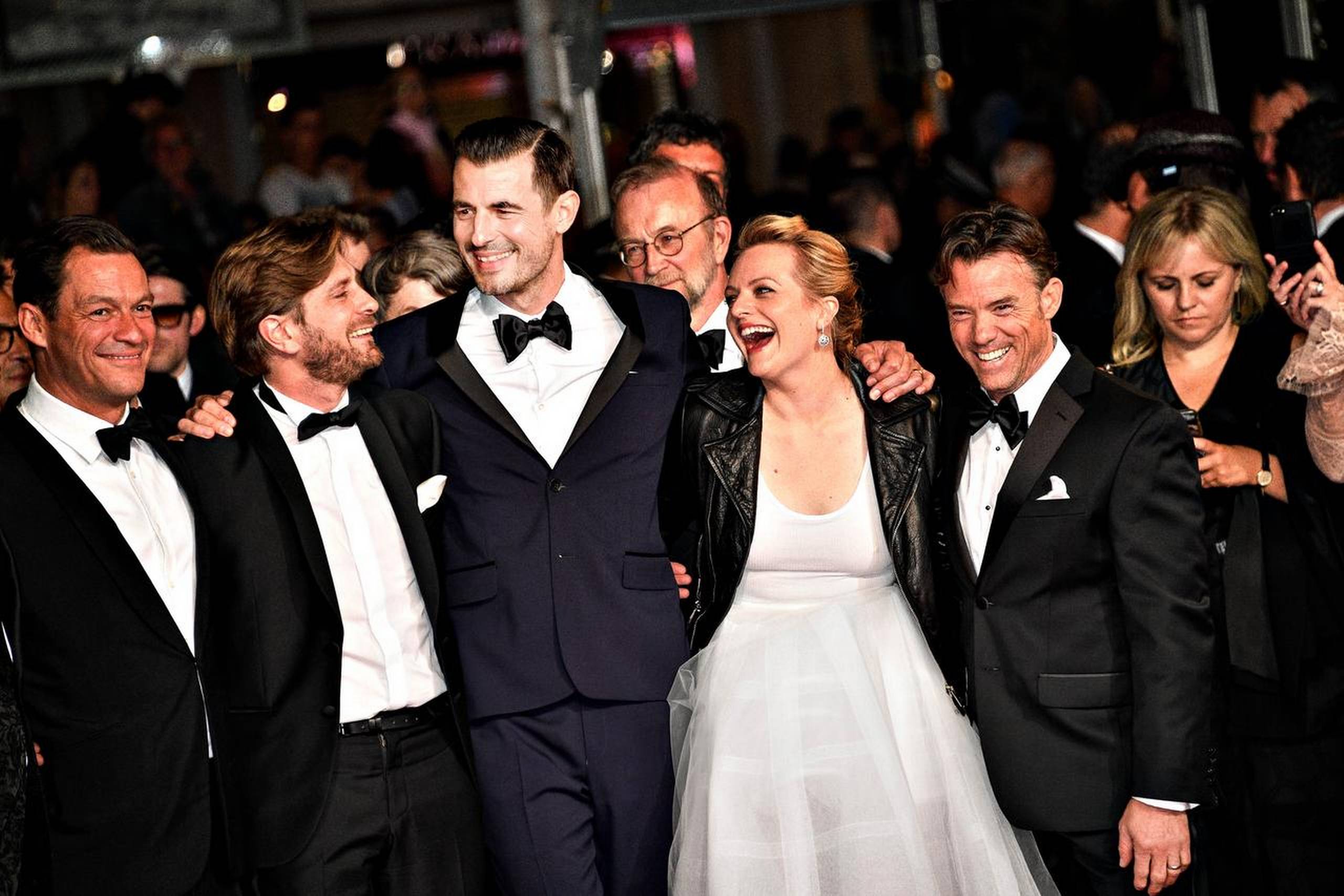Claes Bang var lørdag aften på den røde løber i Cannes til gallapremieren på "The Square". Fra venstre er det Dominic West og Ruben Östlund, og til højre for Claes Bang er det Elisabeth Moss og Terry Notary. Foto: Julien Zannoni/APS-Medias