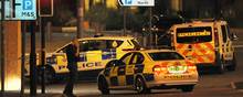 Bevæbnet politi blokerer en vej nær Manchester Arena efter terrorangrebet, hvor 22 blev dræbt og 59 såret. Foto: Rui Vieira/AP