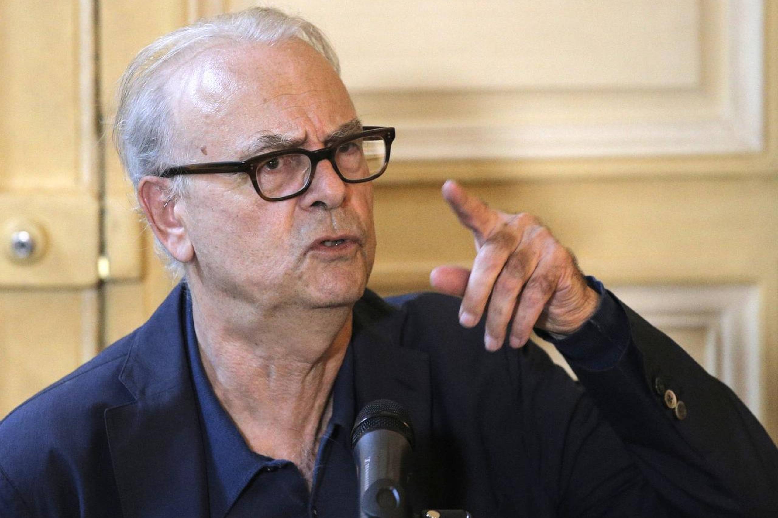 Den franske forfatter Patrick Modiano ved en pressekonference i hans forlæggers hus i Paris i 2014 - samme år som han vandt Nobel Prisen i litteratur. Foto: Christophe Ena
