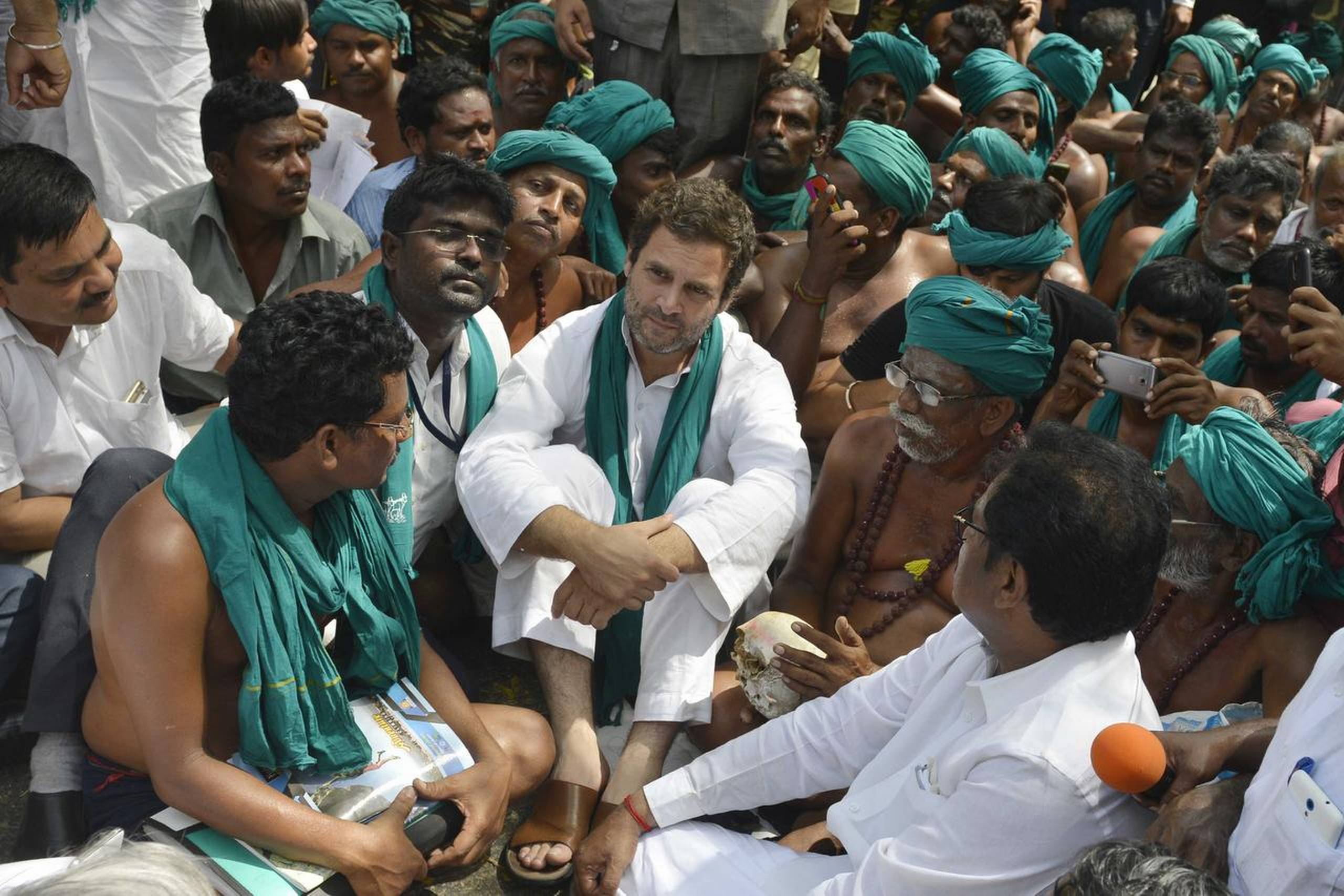 Kongrespartiets og Gandhi-dynastiets bud på Indiens kommende leder, den 46-årige Rahul Gandhi, satser bl.a. på bønder, som han her holder møde med, når der skal skaffes vælgere. Foto: Stringer