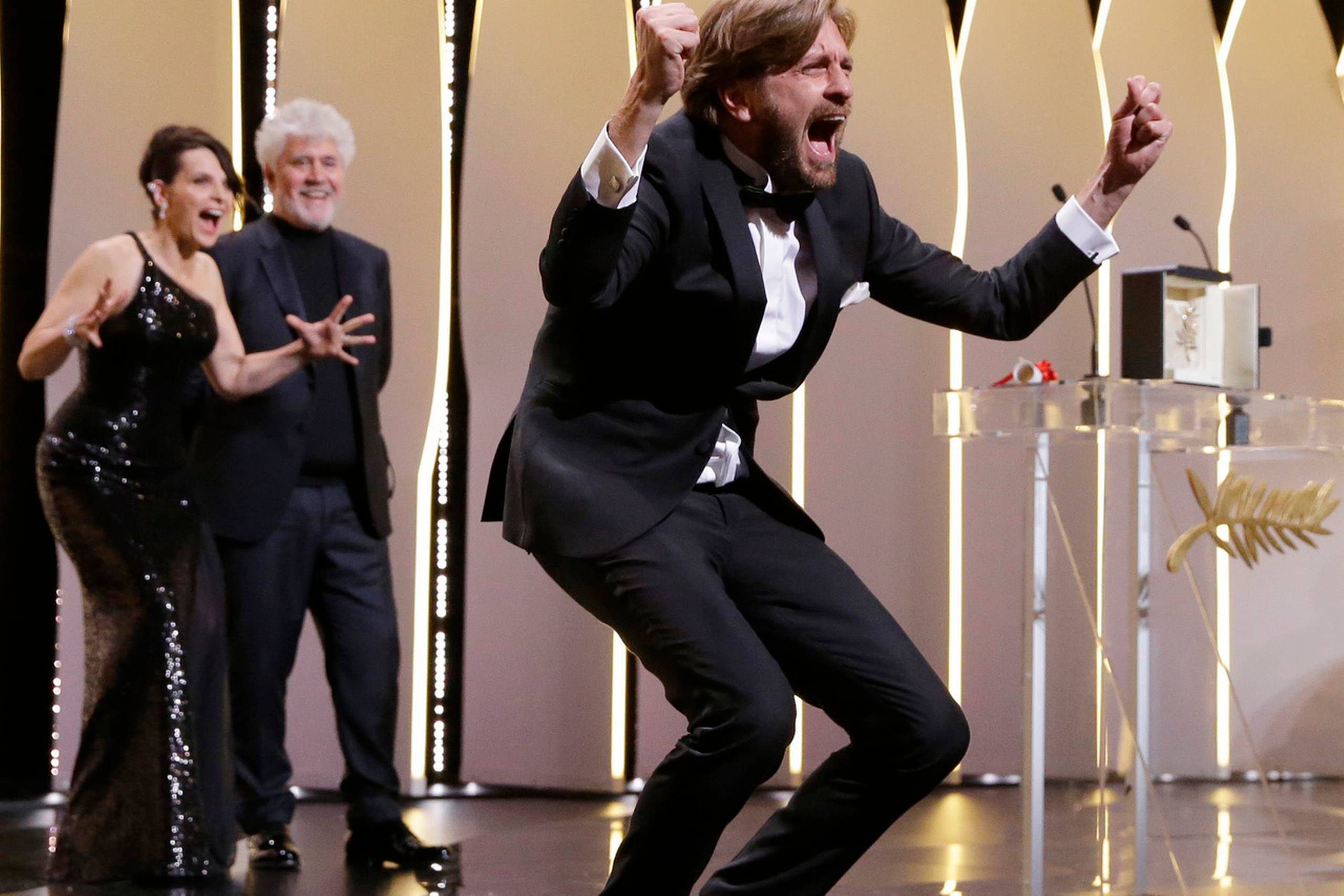 Instruktør Ruben Östlund modtog hovedprisen Den Gyldne Palme på verdens mest prestigefyldte filmfestival i Cannes. Foto: Alastair Grant/AP