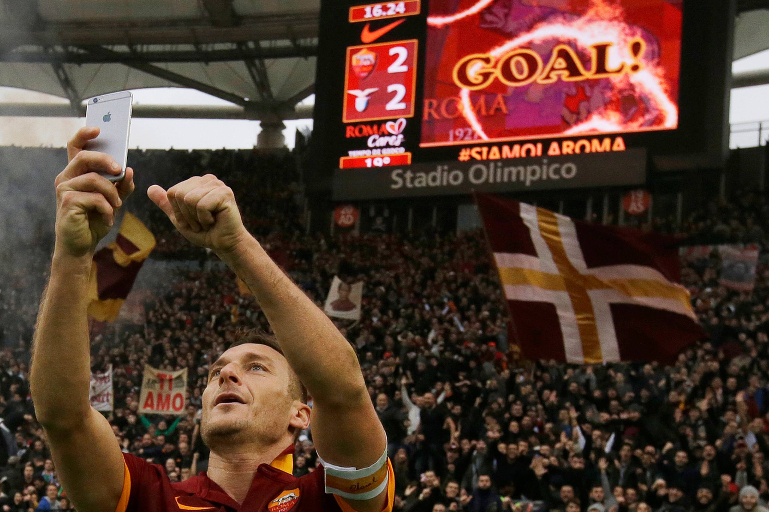 Francesco Totti tog søndag afsked efter en menneskealder i topfodbold. Foto: Gregorio Borgia/AP