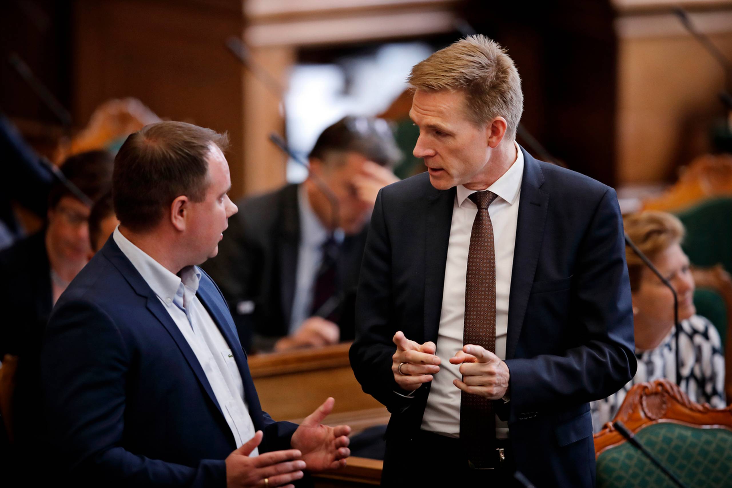 Dansk Folkepartis Martin Henriksen og Dansk Folkepartis leder Kristian Thulesen Dahl (th) under folketingets afslutningsdebat. Foto: Jens Dresling/Polfoto