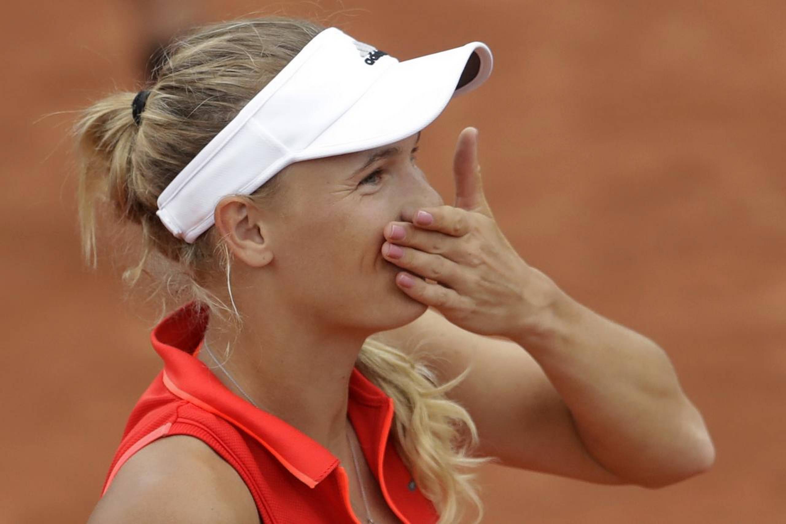 Caroline Wozniacki sender luftkys ud til tilskuerne i Paris efter sin sejr lørdag i tredje runde. Foto: AP