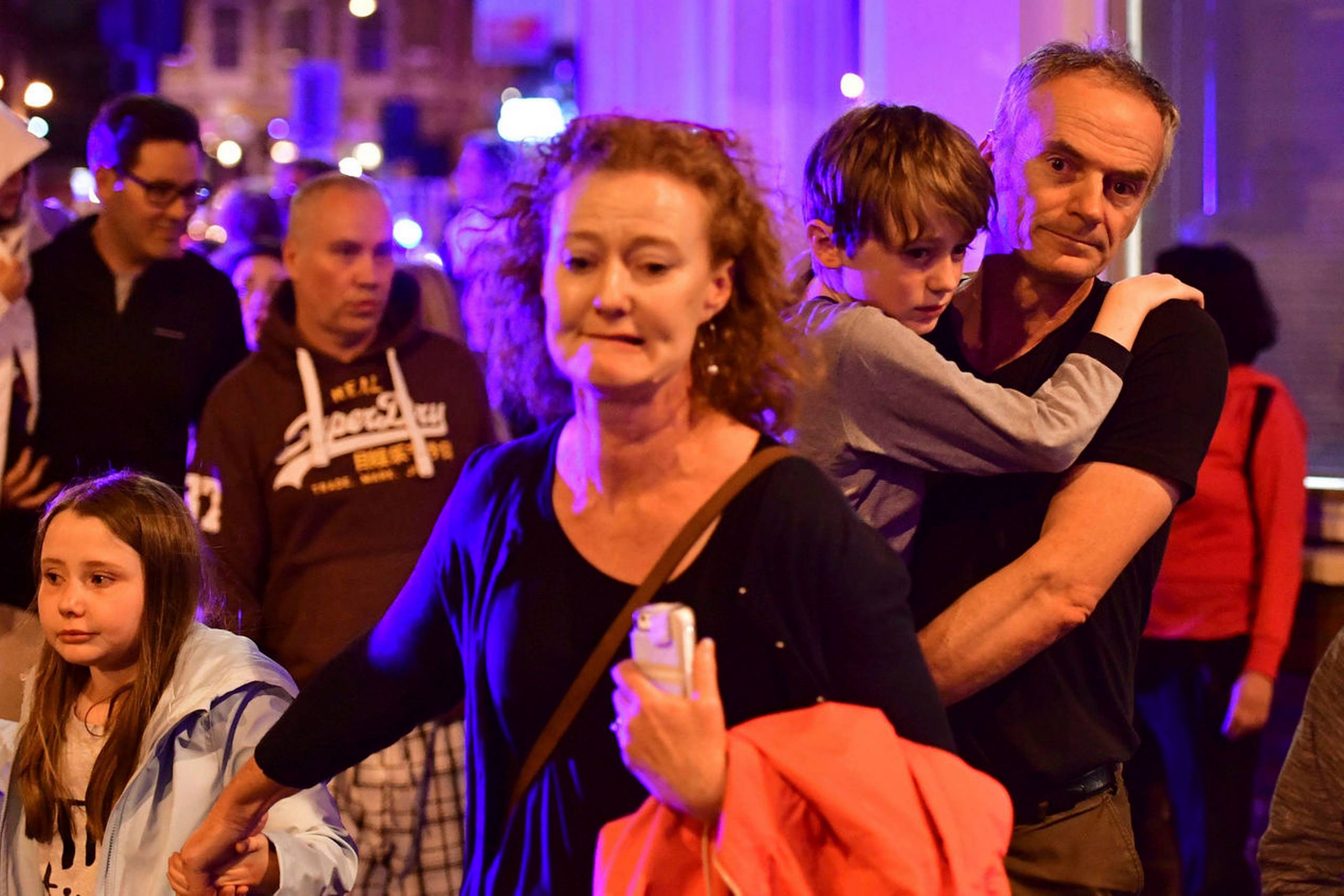 Folk løber ned af Borough High Street og væk fra området omkring London Bridge. Foto: Dominic Lipinski/AP