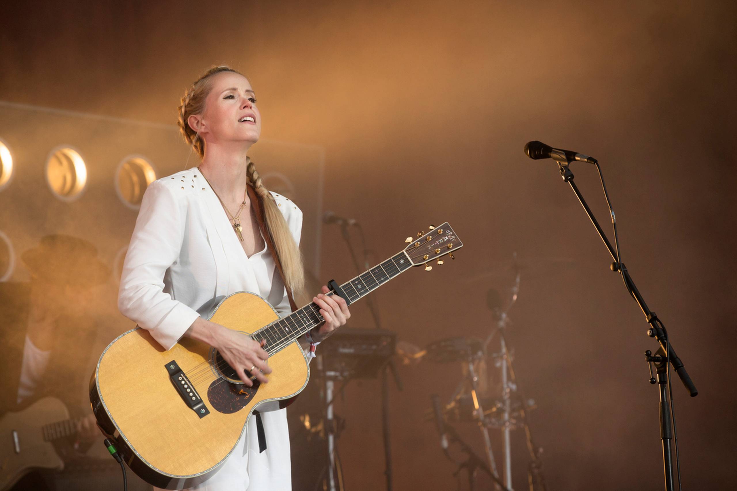 Den lokale sangskriver-heltinde Tina Dickow skulle få Aarhus-festivalen NorthSide godt fra start. Hun gjorde det sobert. Men også for stillestående, og hun var nærig med de største sange og de bedste hits. Foto: Benjamin Nørskov