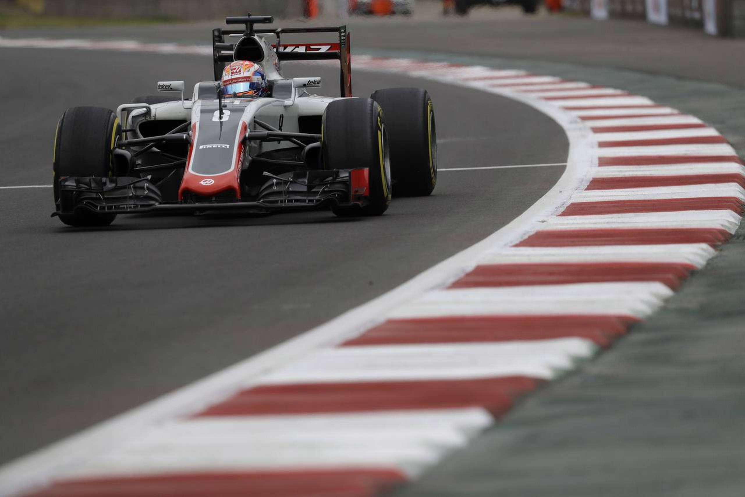 Romain Grosjean har åbnet bagvingen, og vindmodstanden mindske. Bilens fart øges med 10-12 km/t. Foto: Rebecca Blackwell/AP
