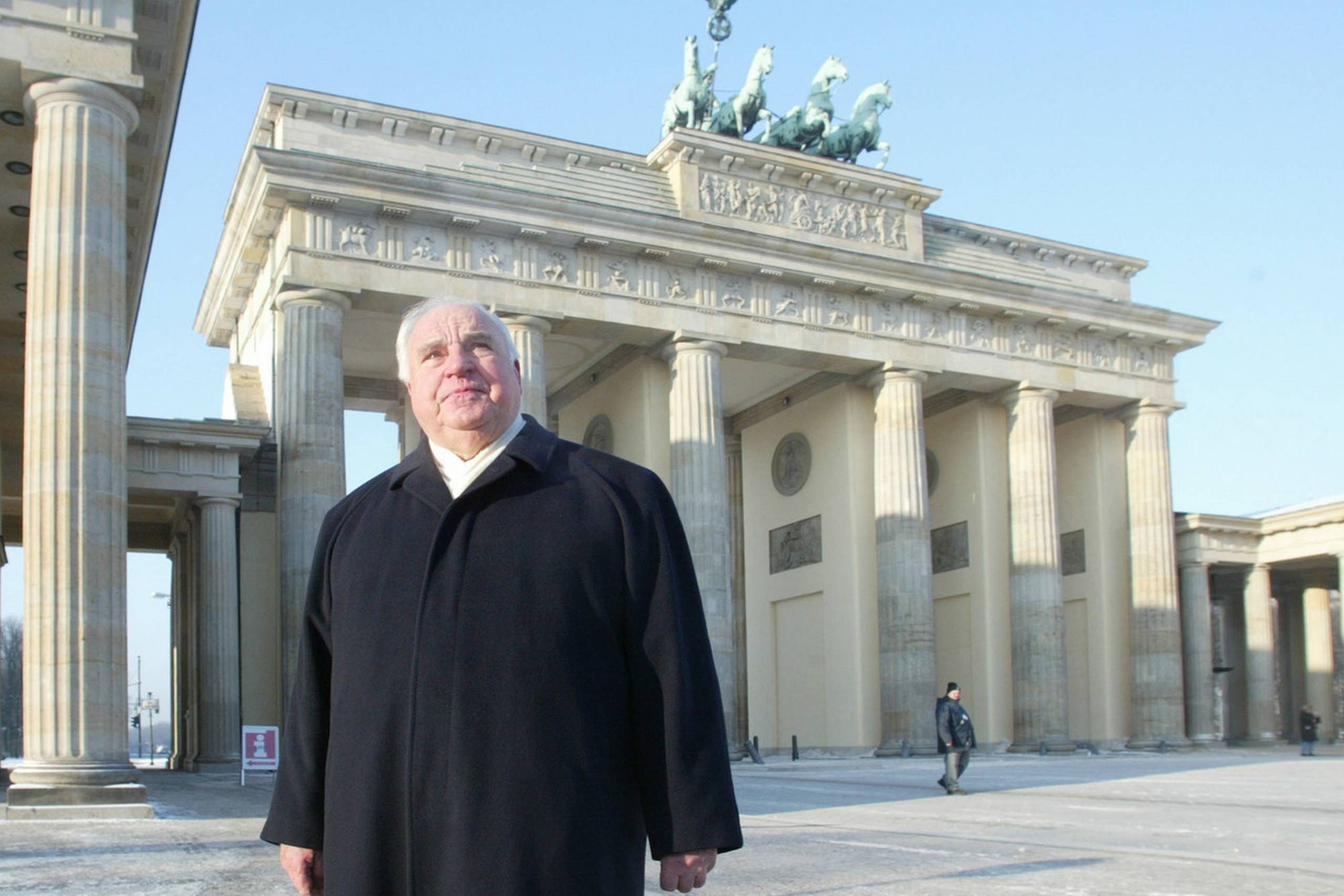 Helmuth Kohl ved Brandenburger Tor i Berlin i 2003. Foto: Jand Bauer/AP