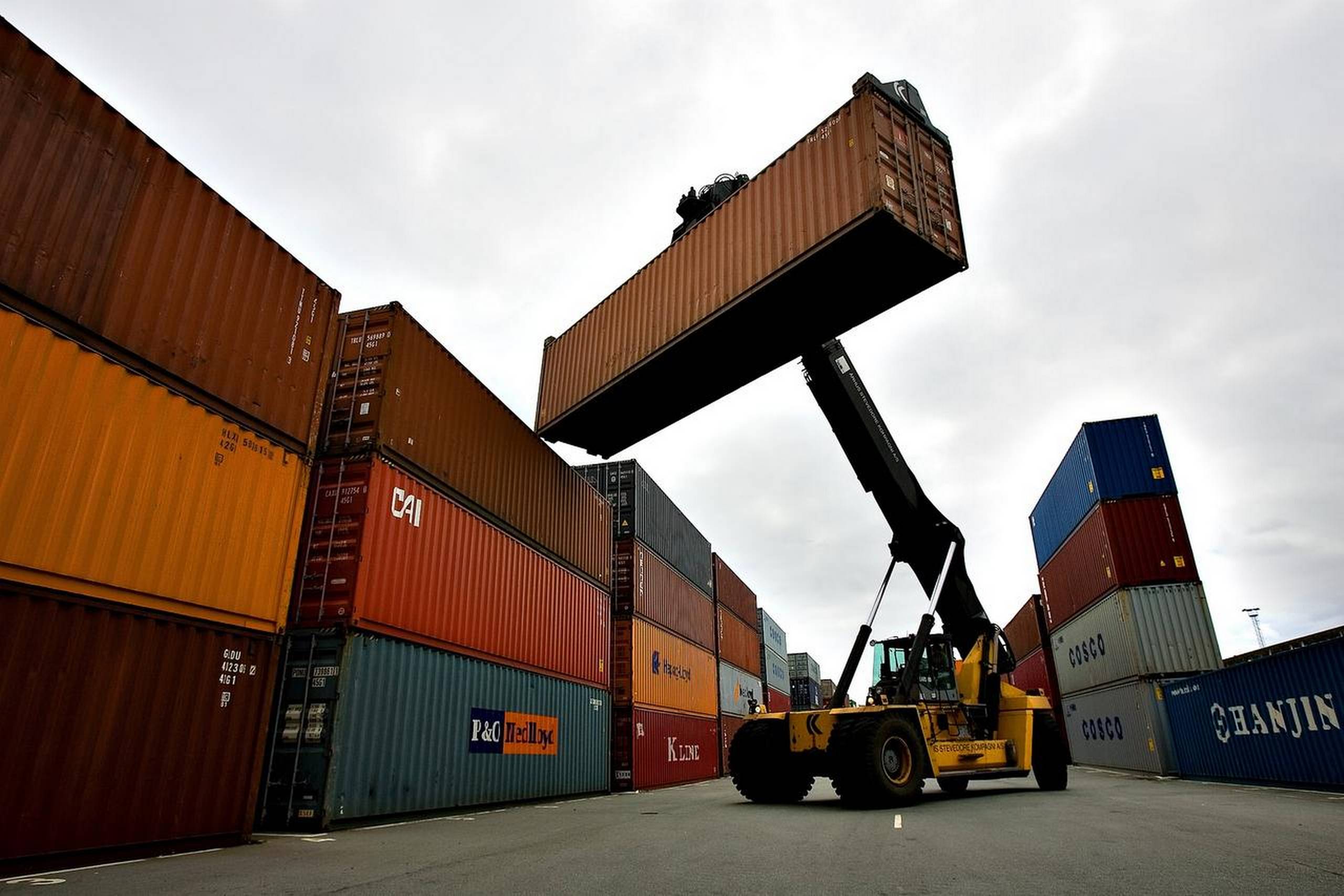 Den infrastruktur, som Aarhus spiller med, er 15 gange større end Aalborgs, så det er rigtig interessant for Grønlands udskibnings muligheder, mener Royal Arctic Lines. Det er derfor, de agter at flytte til Aarhus. Arkivfoto: Ole Lind/Polfoto