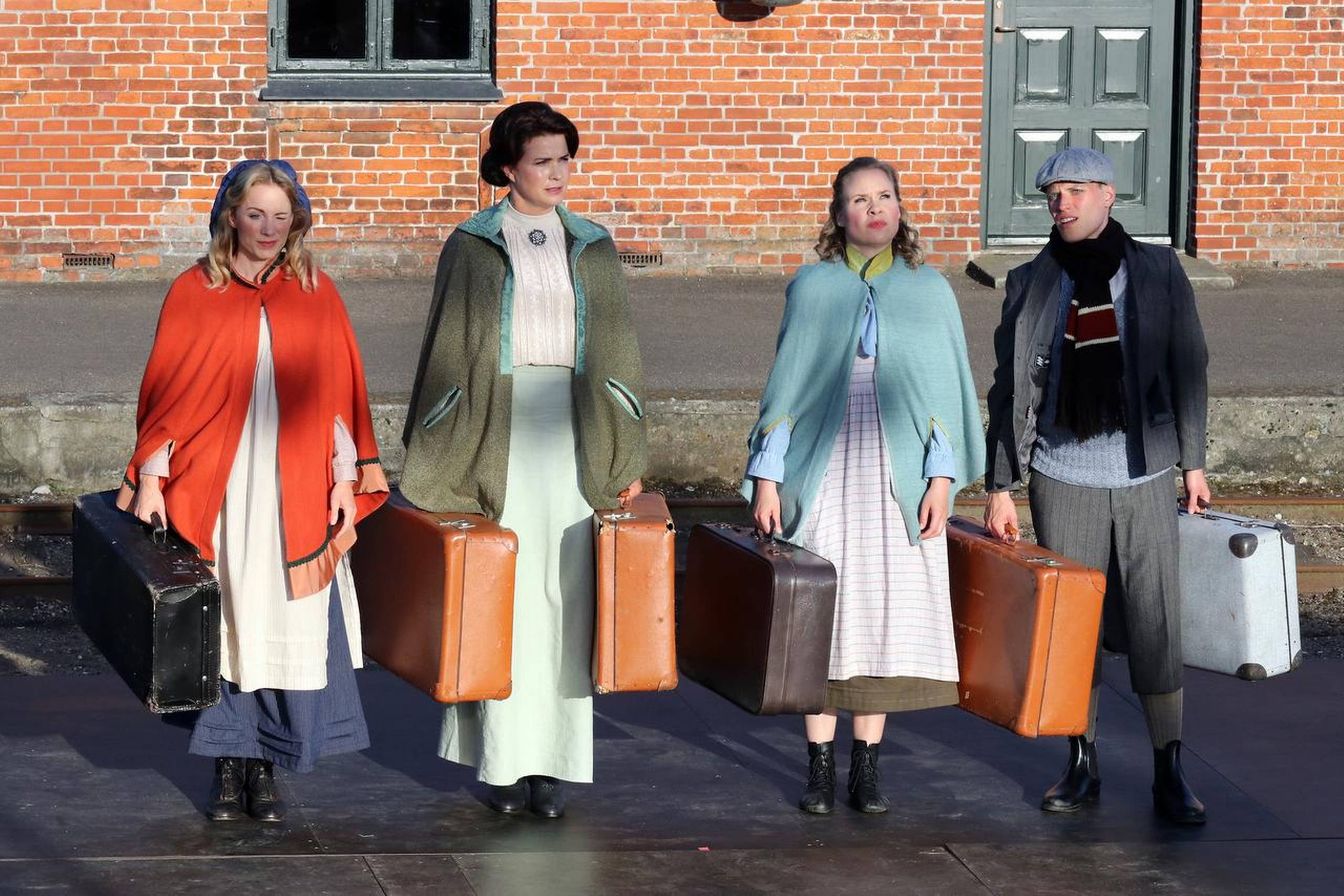 En familie ankommer med toget til den lille landsby. Christina Bech, Sara Maria Maltha, Charlotte Amalie Kehlet og Mikkel Hansen spiller den lille familie. Foto: Brita Fogsgaard