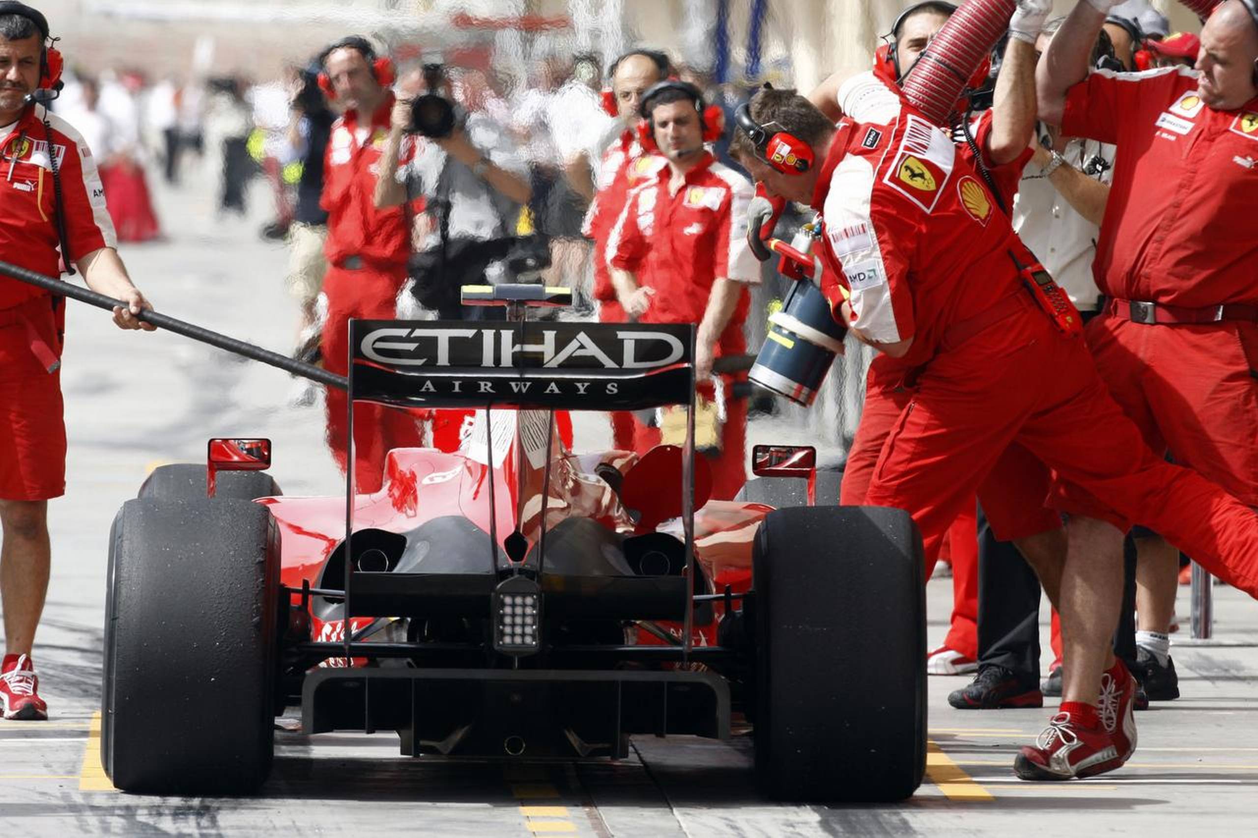 I 2010 blev det forbudt at tanke under løbet. Dengang kørte Kimi Räikkönen for Ferrari. Foto: Luca Bruno/AP