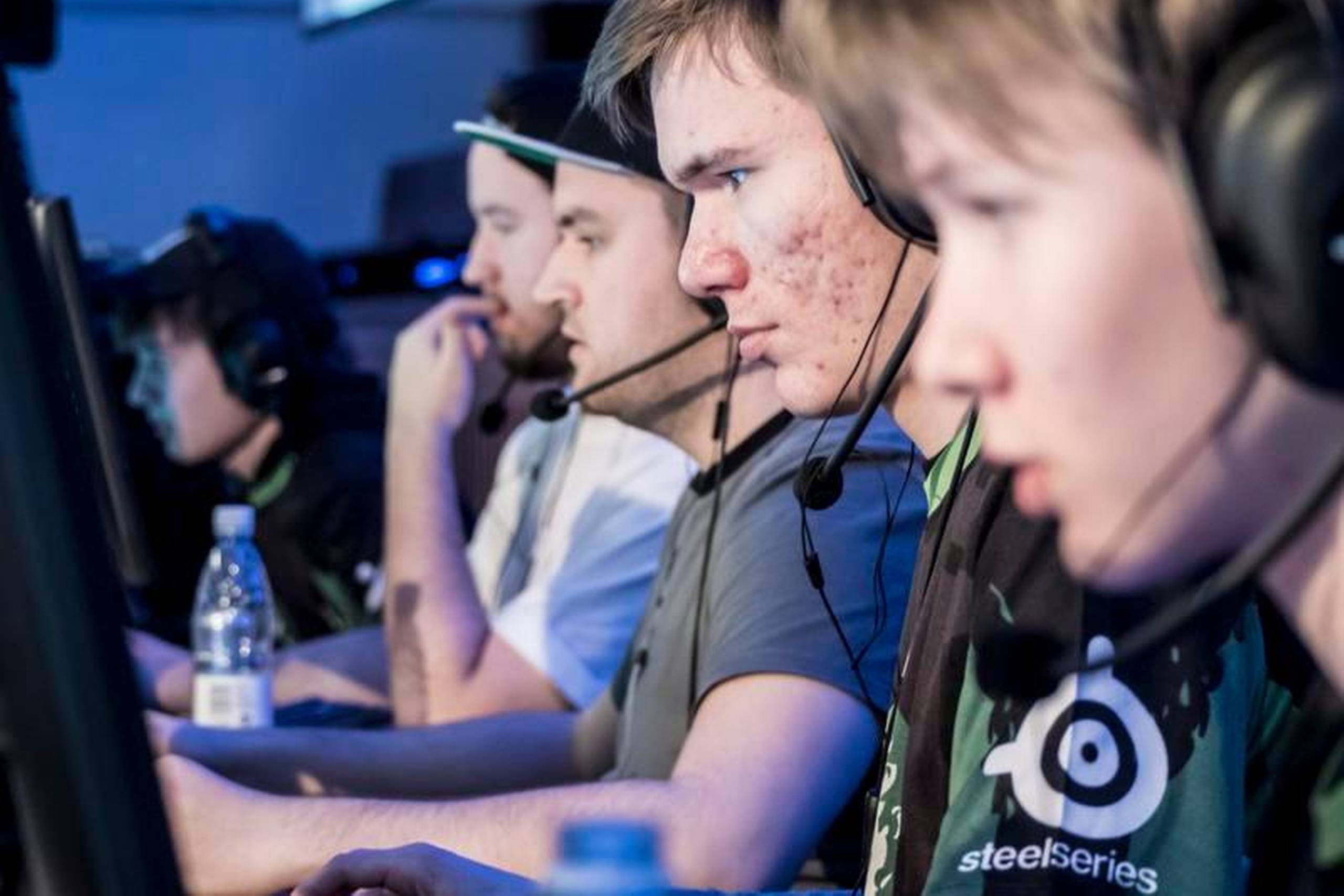 Det kræver timevis af træning foran skærmen hver dag for at blive professionel e-sportsudøver Men det er også nødvendigt med fysisk træning i f.eks. et ﬁtnesscenter for at sikre, at kroppen kan yde sit optimale ved konkurrencer. Foto: Ivan Pral