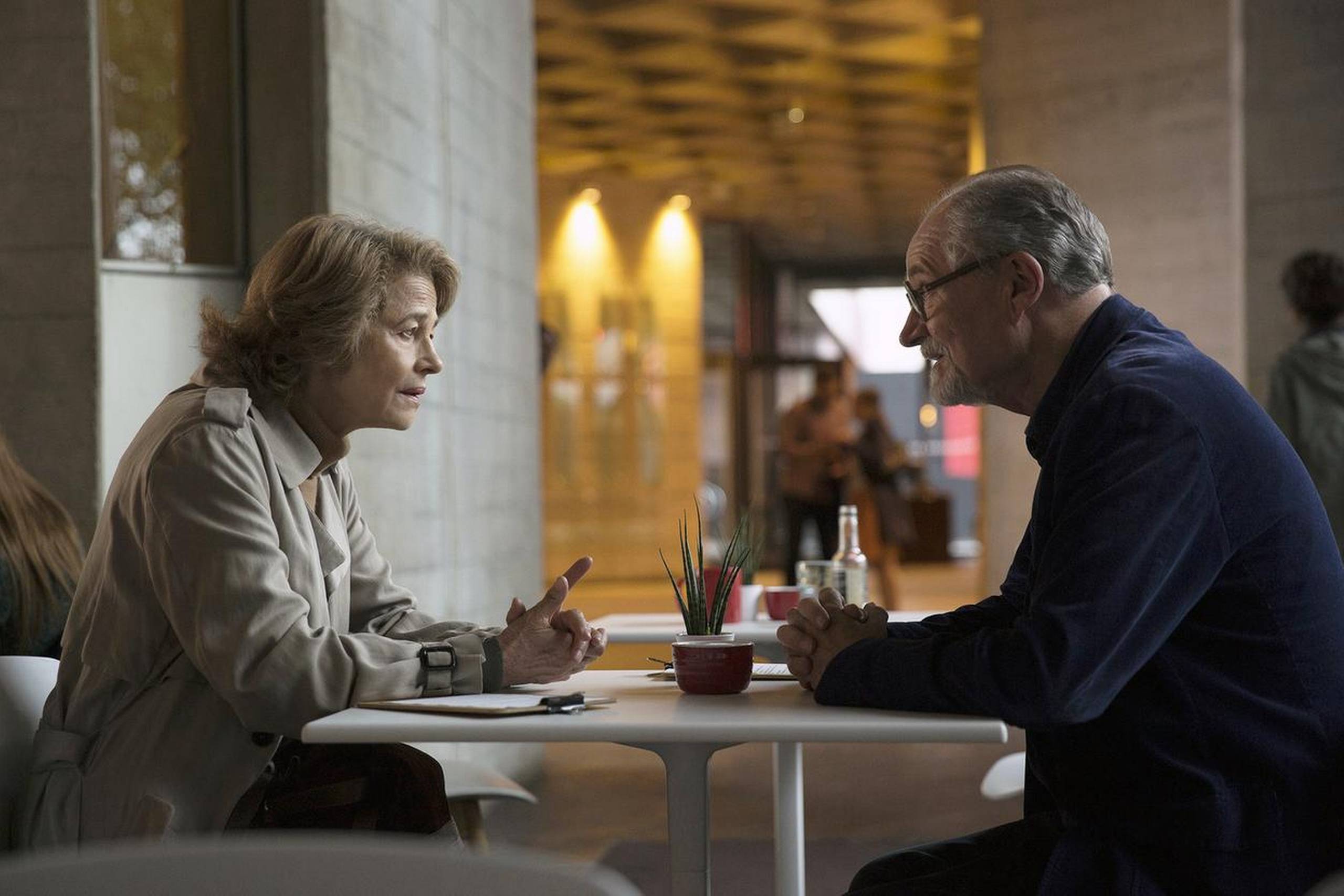 Charlotte Rampling og Jim Broadbent i "Når noget slutter". Foto: Robert Viglasky/CBS Films and Lionsgate via AP