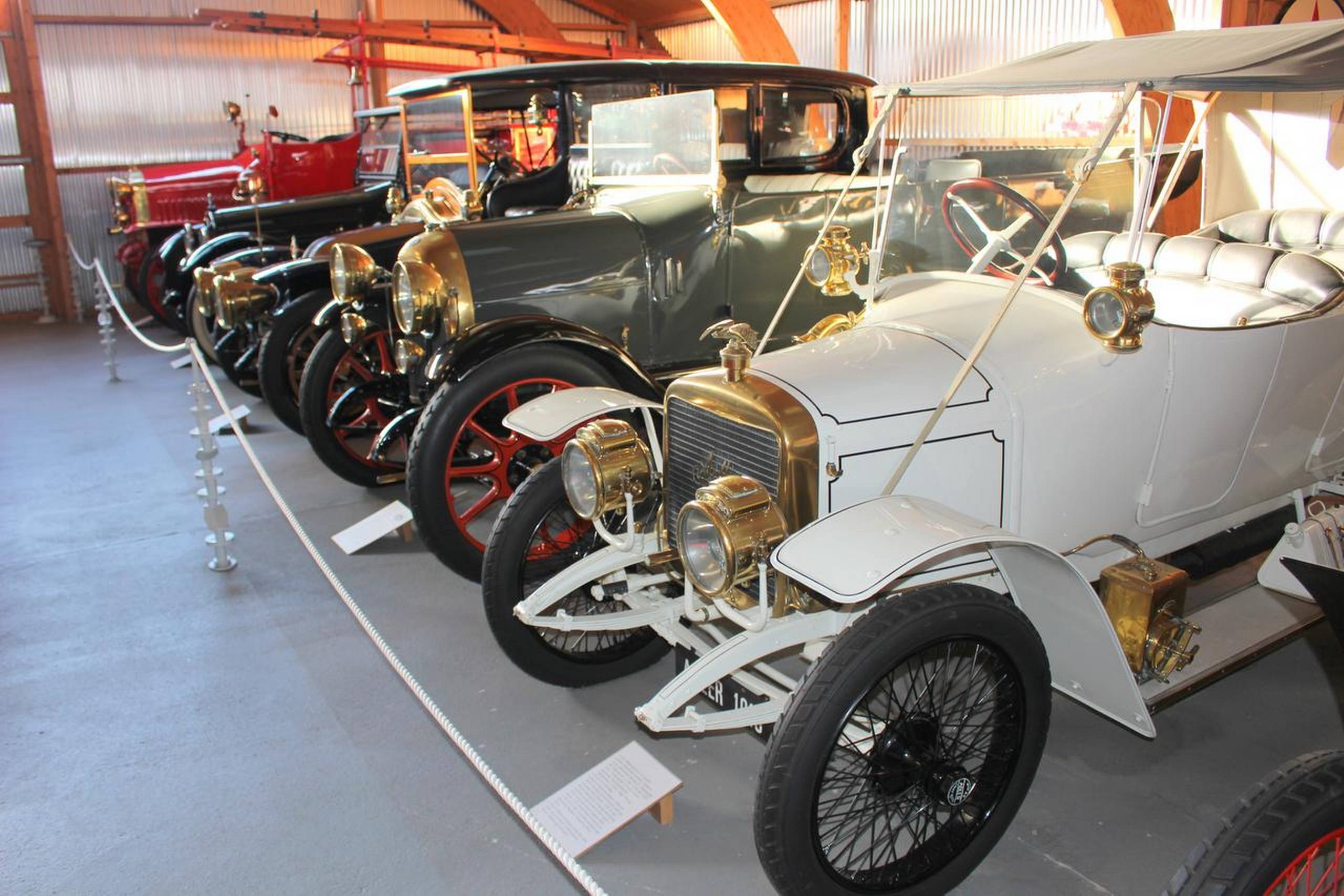 Jysk Automobilmuseum rummer en skat af danske bilklenodier på hjul. De fortæller hver især et stykke danmarkshistorie. Foto: Hans Pedersen