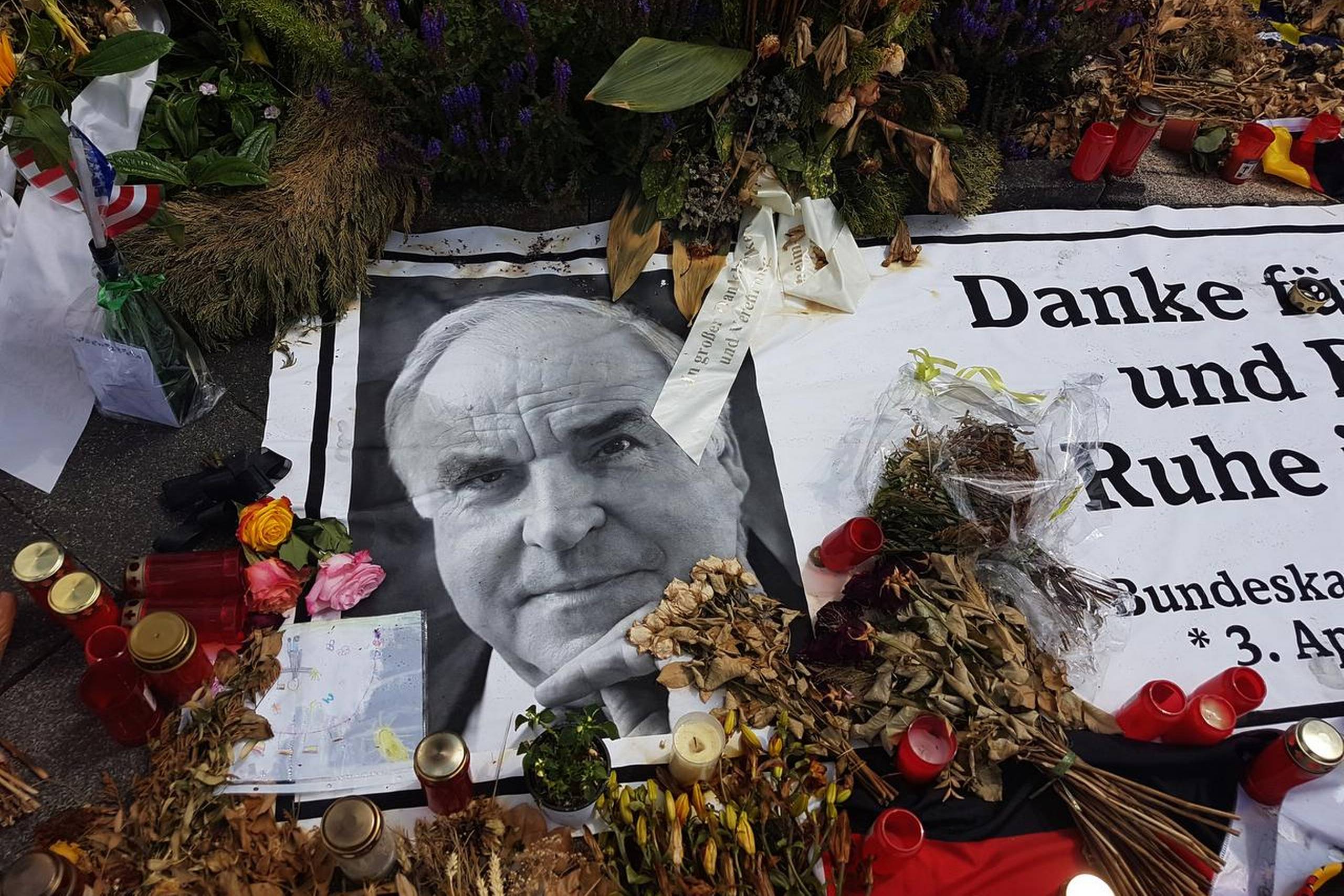 Foran Helmuth Kohls hjem i Oggersheim, Ludwigshafen, er opstået et lille hav af blomster, lys og sidste hilsener. Foto: Solveig Gram Jensen.