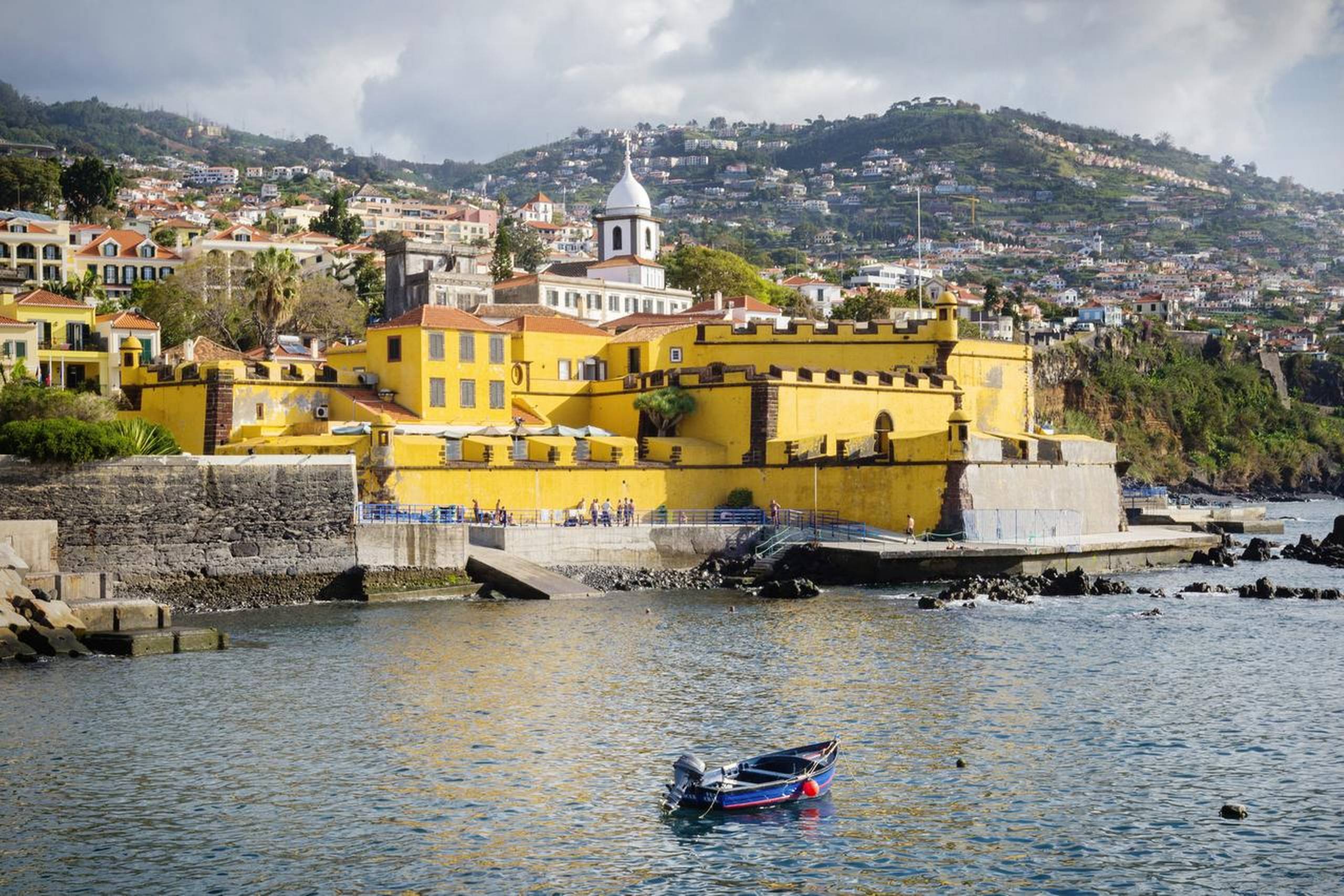 Det gule fort São Tiago vogter stadig over indsejlingen til Funchal og Santa Maria Maior. Foto: Getty Images
