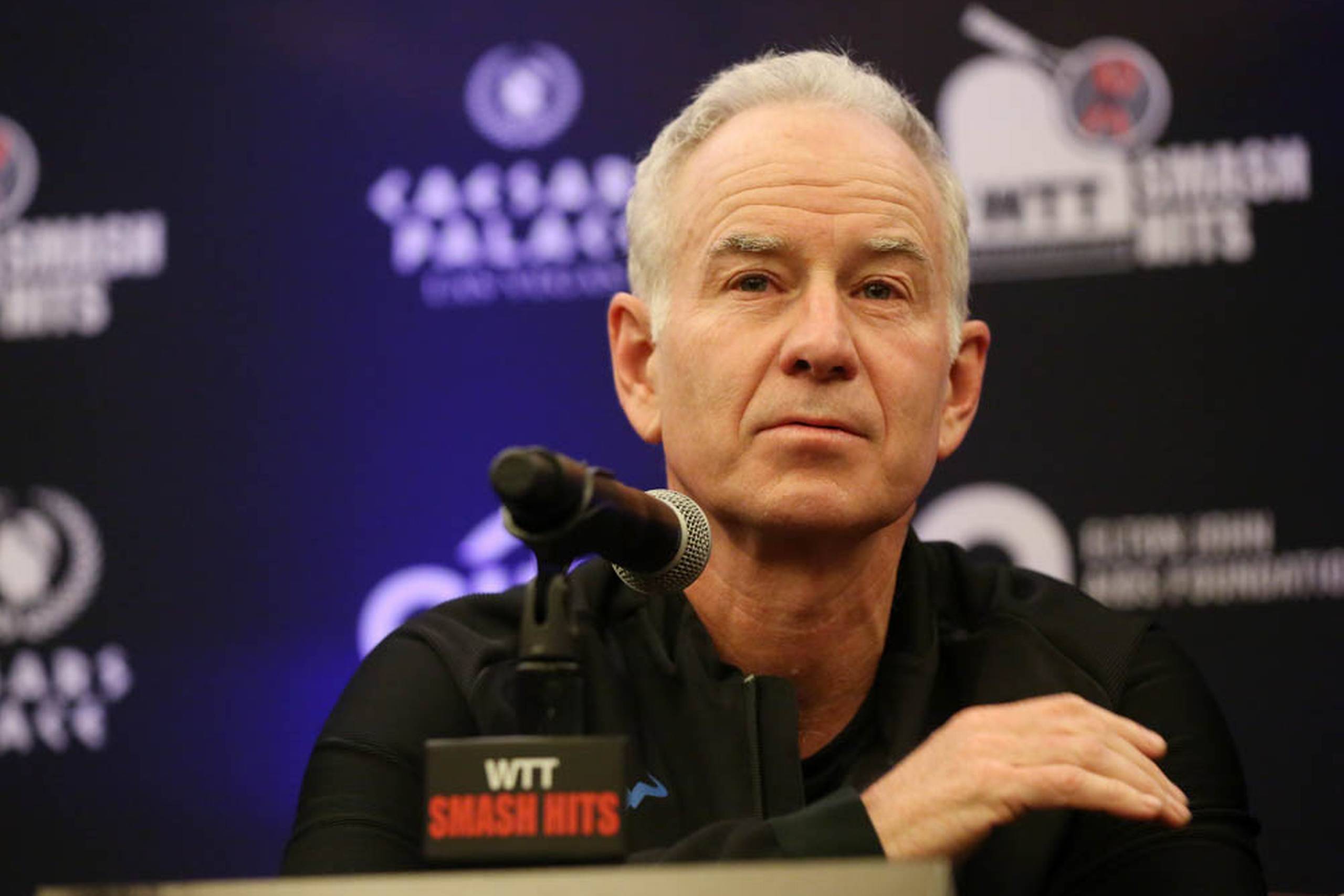 John McEnroe ved en pressekonference forud for en World Team Tennis-opvisning. Foto: Isaac Brekken/AP