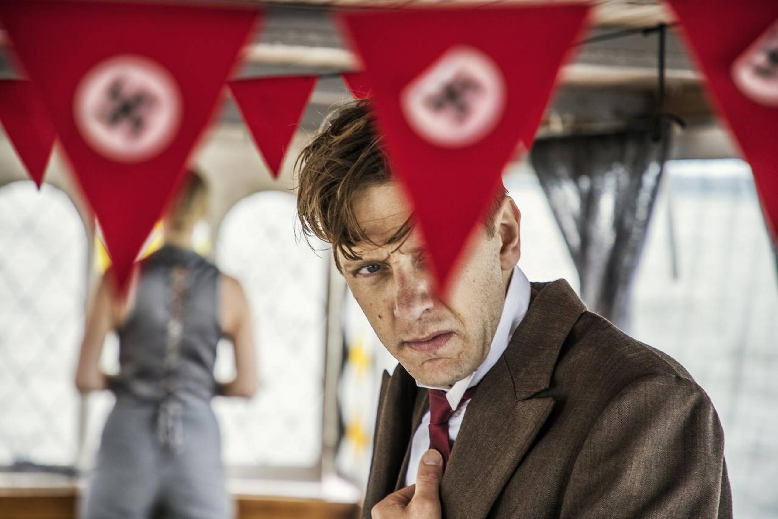 Kaj Munk (Brian Hjulmand) i nazismens skygge, mens fascinationen af Hitler lurer. Foto: Per Morten Abrahamsen