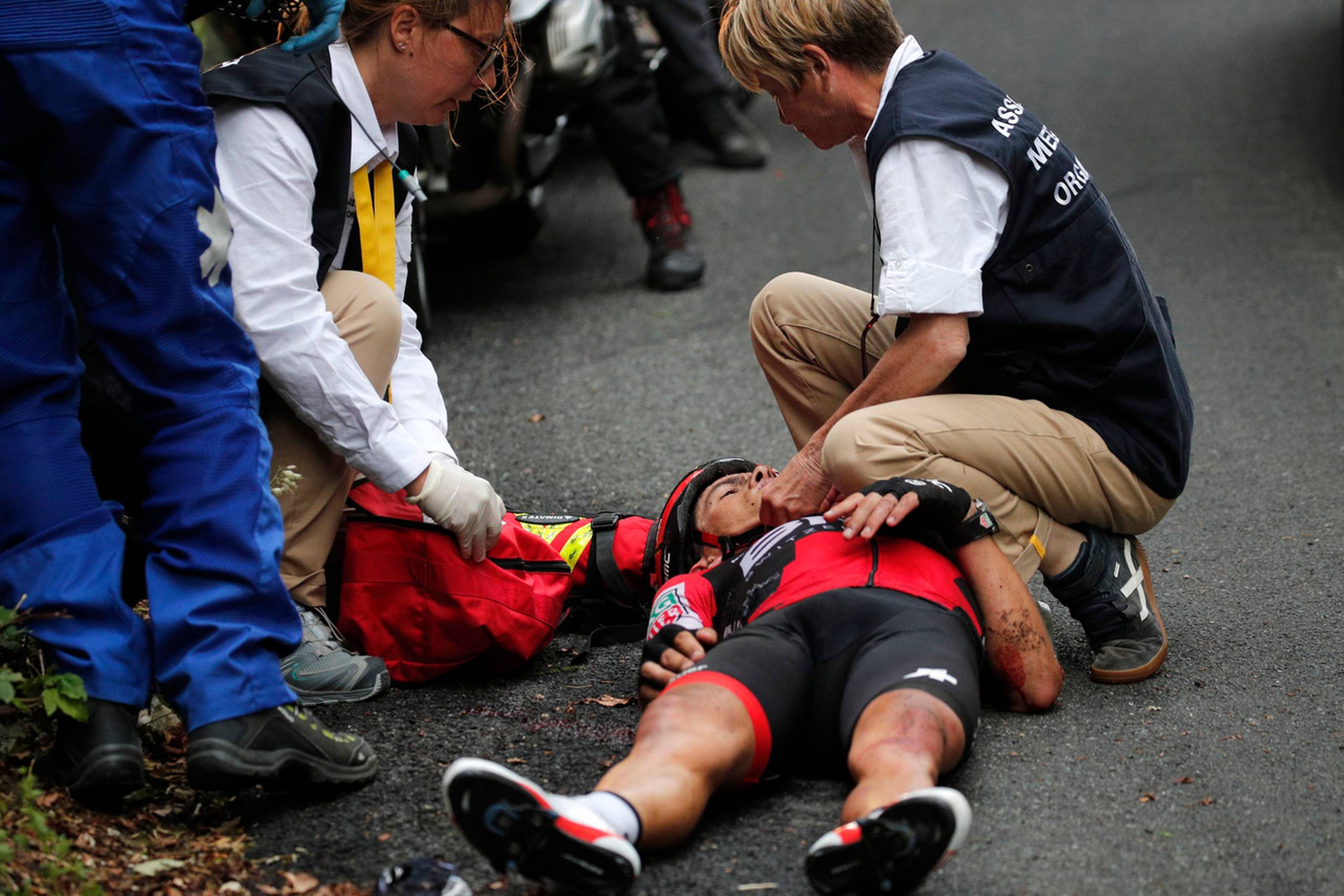 Australieren Richie Porte blev kørt på hospitalet efter sit grimme styrt under en nedkørsel i slutningen af 9. etape af Tour de France. Foto: Christophe Ena/AP
