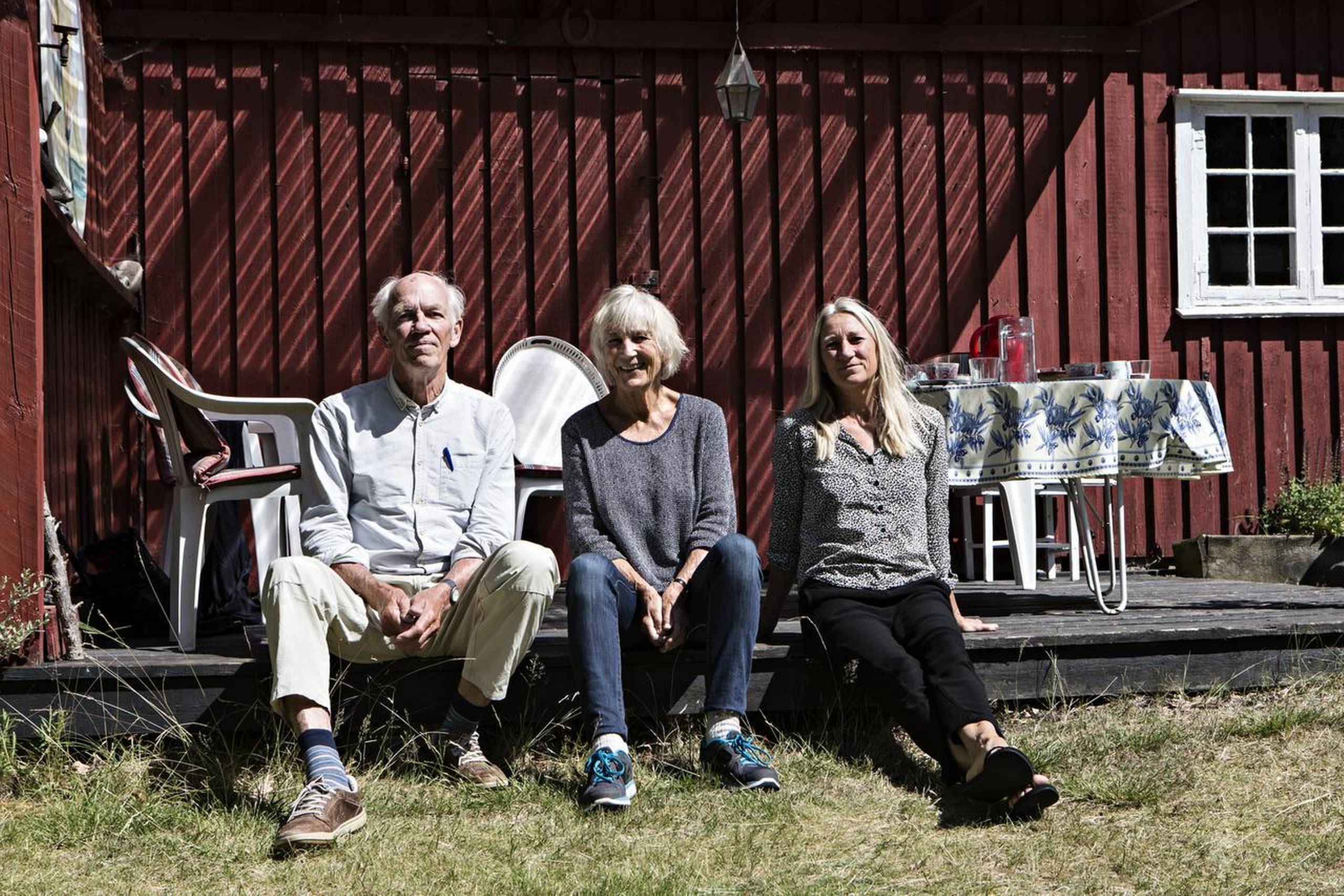 Klaus Winkel, Birgitte Winkel og Henriette Bolt Mortensen repræsenterer en familie, der har et livslangt sammenhold med bl.a. et fælles sommerhus i Sverige. I med- og modgang har de på tværs af generationerne bevaret de gode relationer. Foto: Tobias Nicolai