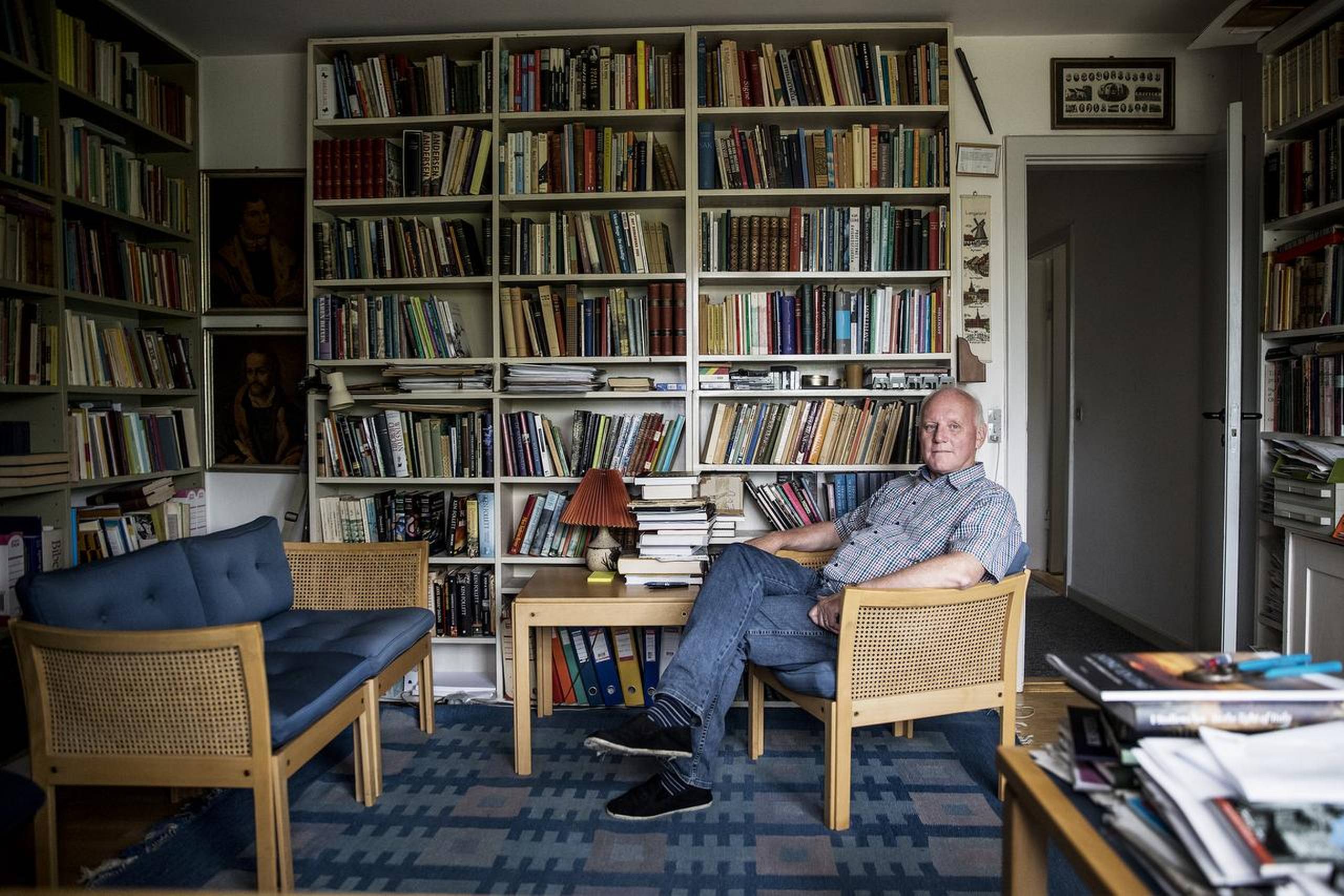Når voksne søskende bliver uforsonlige, kan de ydre årsager være alt fra arvespørgsmål til besvær med at rumme sine voksne søskendes familie, fortæller sognepræst Søren Hermansen, der tager imod i sit kontor i præsteboligen i Sorgenfri. Foto: Stine Bidstrup