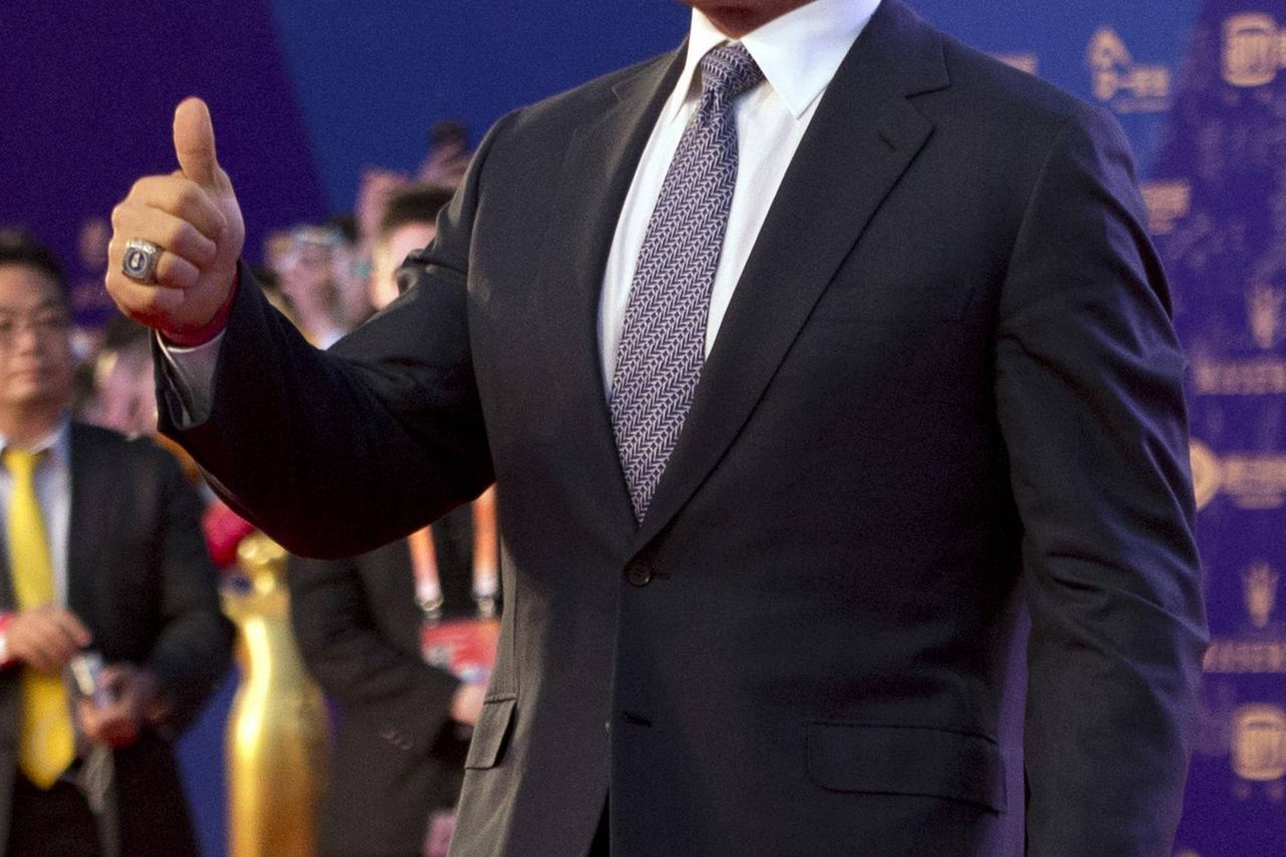 Den tidligere guvernør for Californien og verdenskendte actionhelt Arnold Schwarzenegger runder søndag et skarpt hjørne. Foto: Mark Schiefelbein/AP