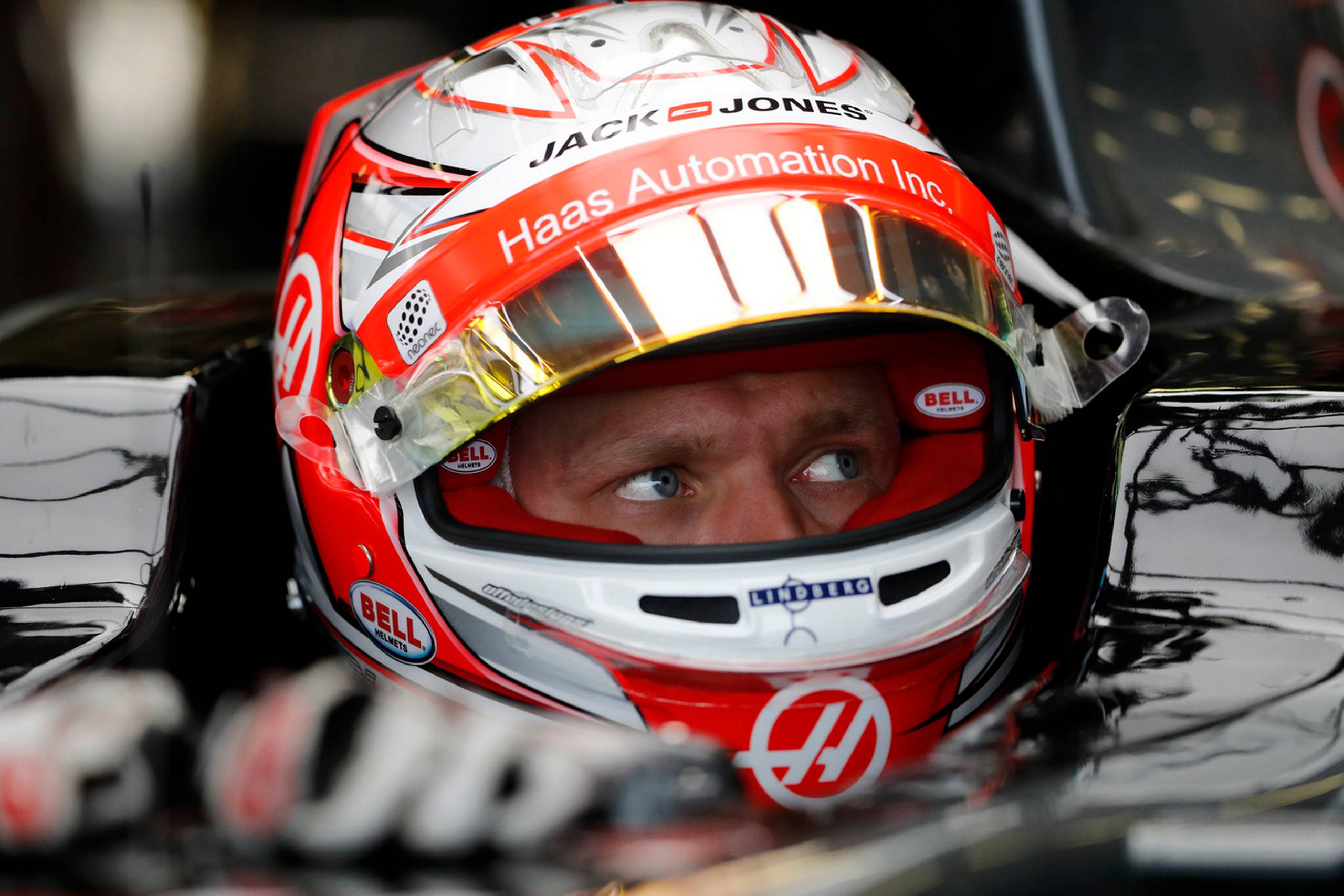 Da Magnussen efter løbet var i gang med at give et interview til TV3+, blev han afbrudt af Hülkenberg. Den tyske kører gav udtryk for, at danskeren havde kørt usportsligt. Foto: Frank Augstein